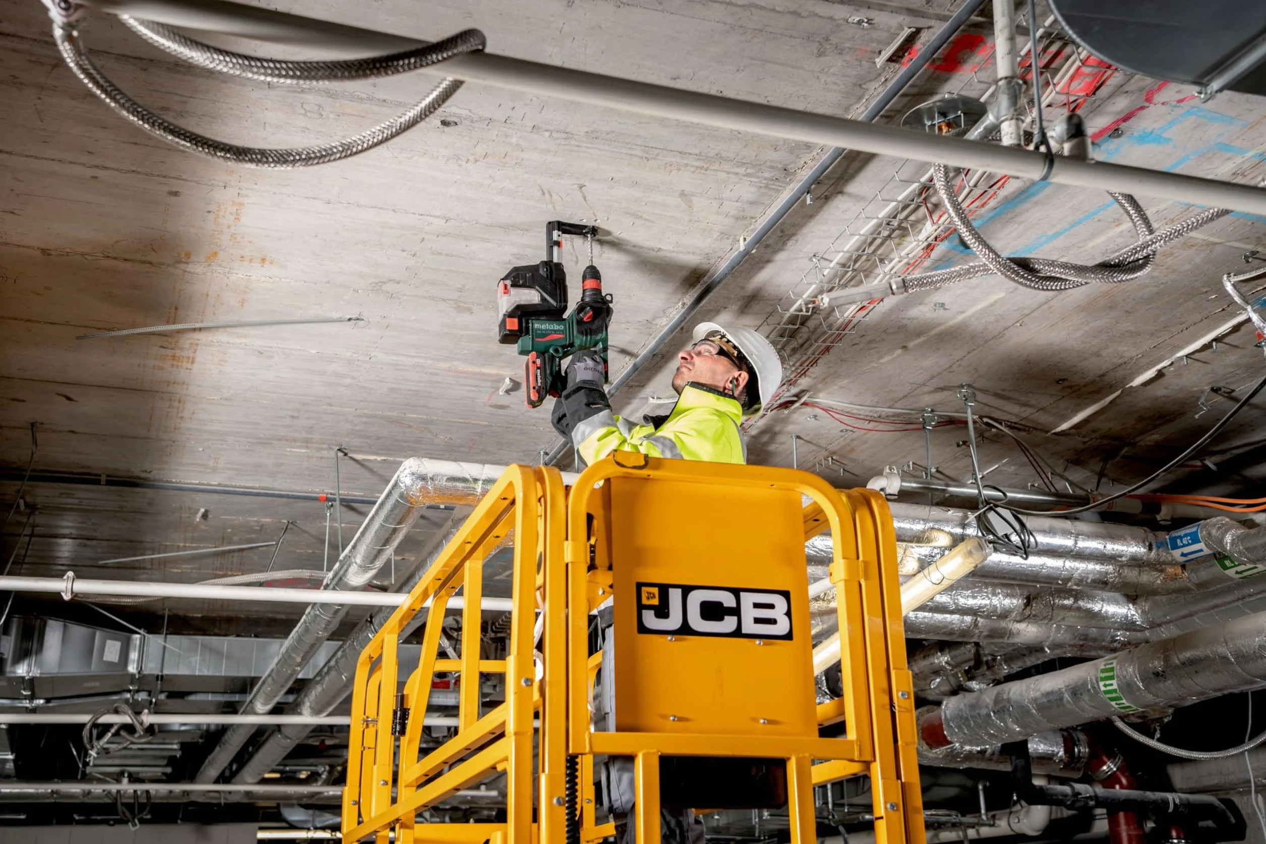 metabo Akumulatorowy młot kombi KH 18 LTX BL 24 Q zestaw ISA - 18 V, 2,2 J, energia udaru 24 mm, średnica wiercenia w betonie - SDS-plus z odsysaniem, silnik bezszczotkowy, idealny do wiercenia i