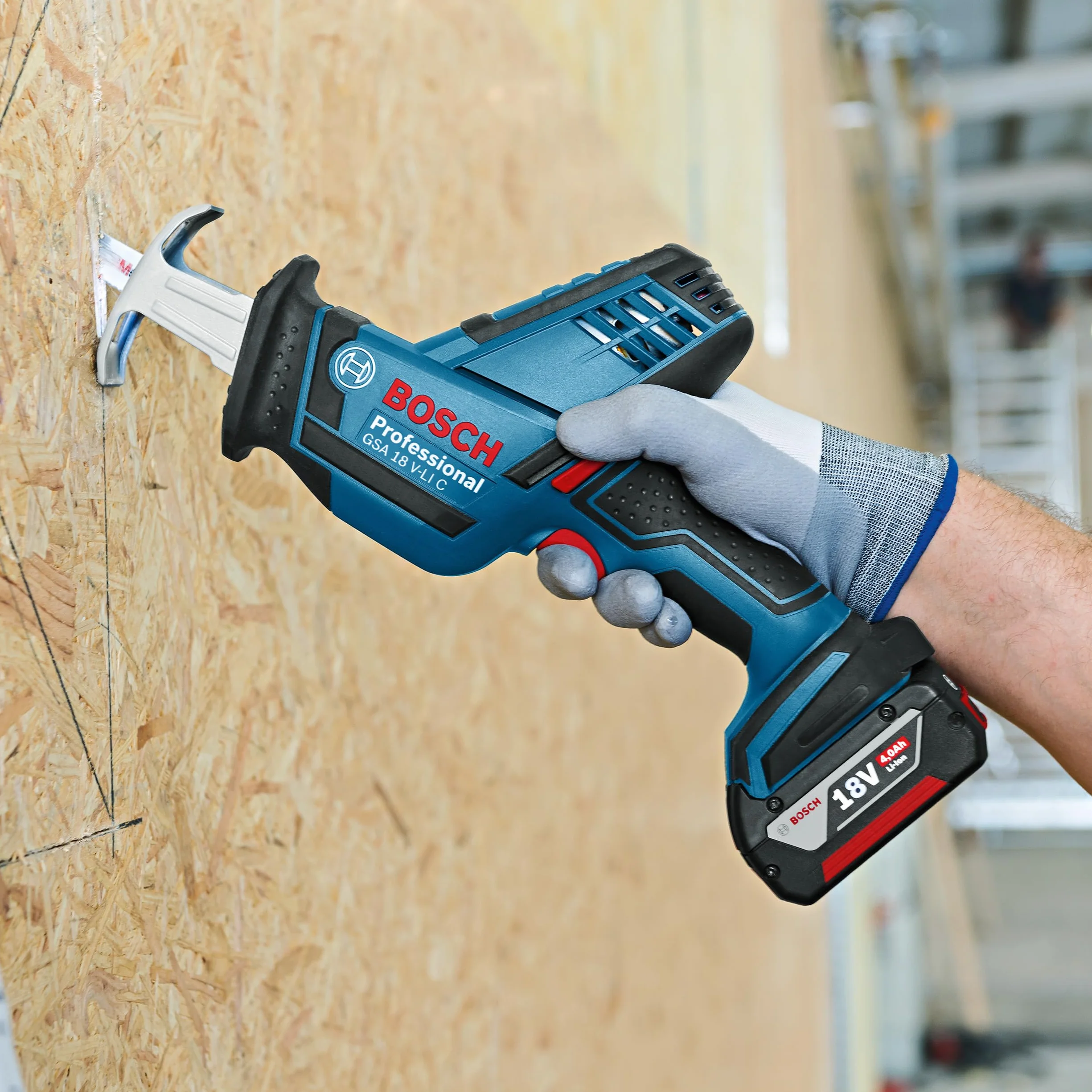 Bosch Professional system 18V: akumulatorowa piła szablasta GSA 18V-LI C (wersja Compact, 4 brzeszczoty)