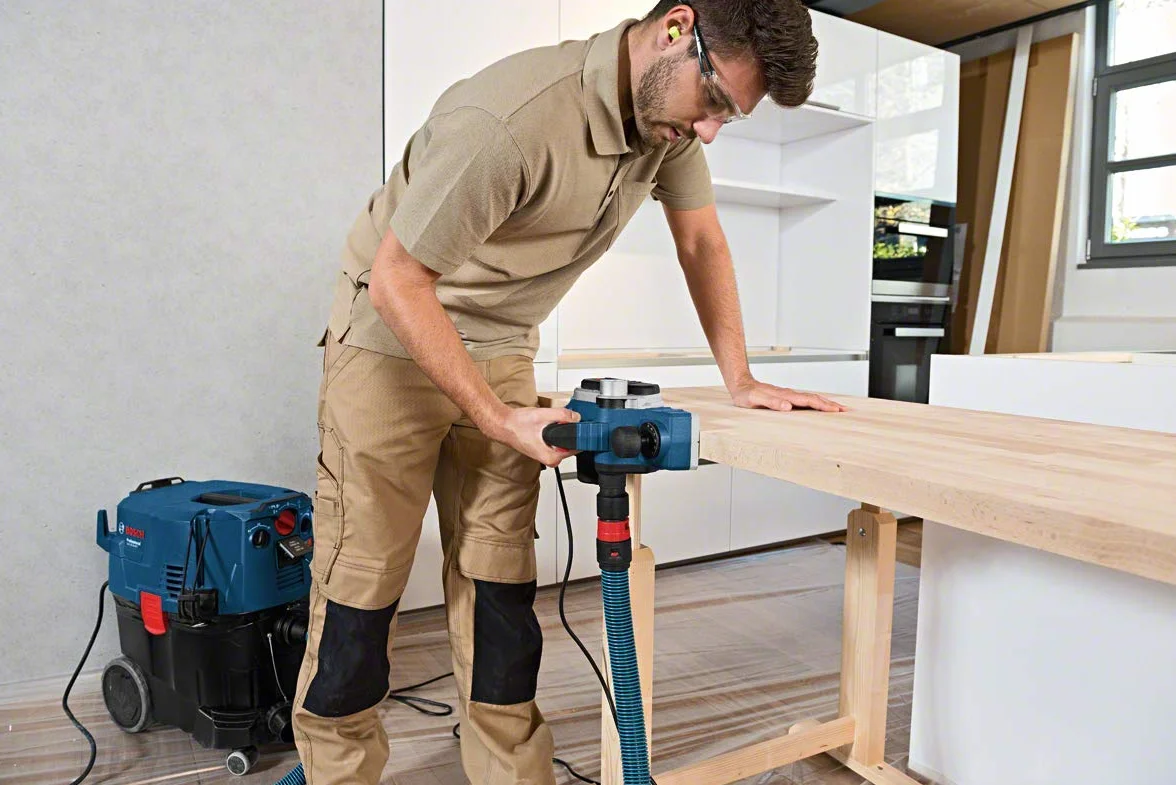 Bosch Professional: strug GHO 26-82 D (prowadnica równoległa, klucz sześciokątny rozm. 2,5, materiałowy worek na pył, walizka)