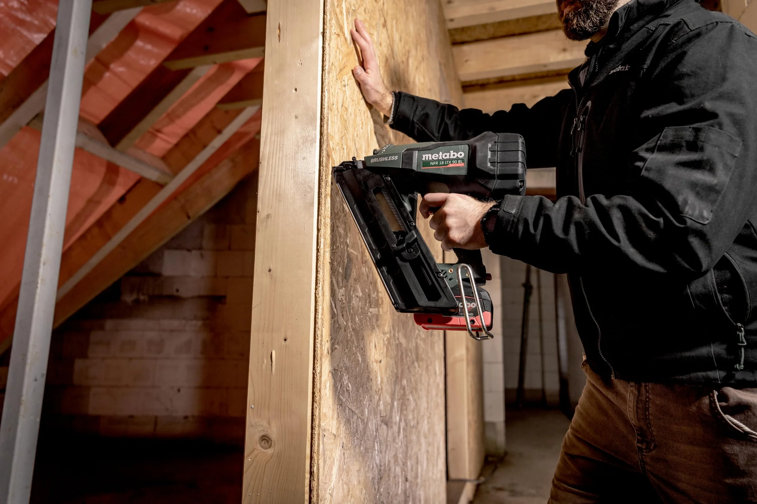 Metabo akumulatorowy gwoździarka NFR 18 LTX 90 BL – 612090840 – 18 V – Z technologią uderzenia pneumatycznego do wszechstronnych prac podłogowych i montażowych – Bez akumulatora i ładowarki