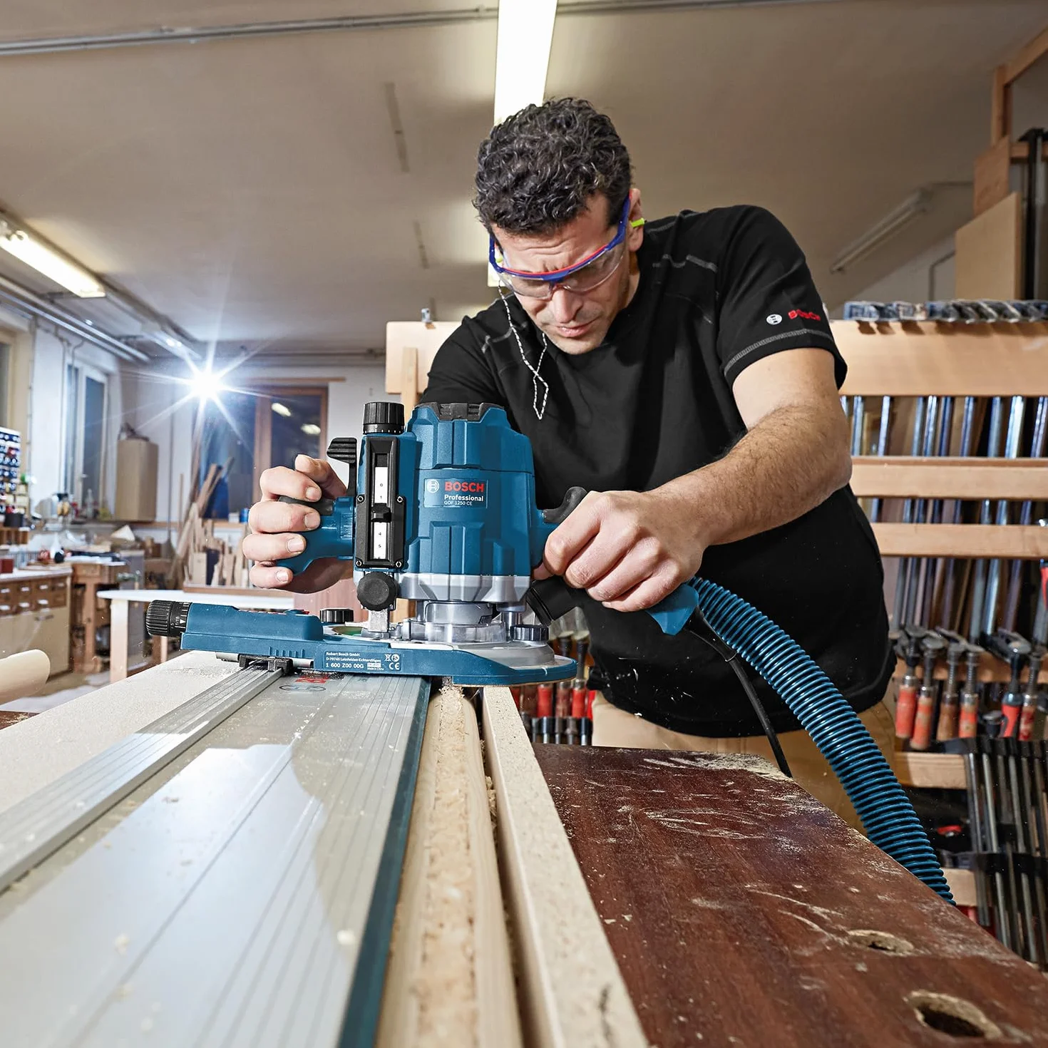 Frezarka górnowrzecionowa GOF 1250 CE Bosch Professional (klucz płaski 19 mm, prowadnica równoległa z precyzyjną regulacją, adapter do bolców kopiujących, tuleja zaciskowa, walizka L-BOXX 238)