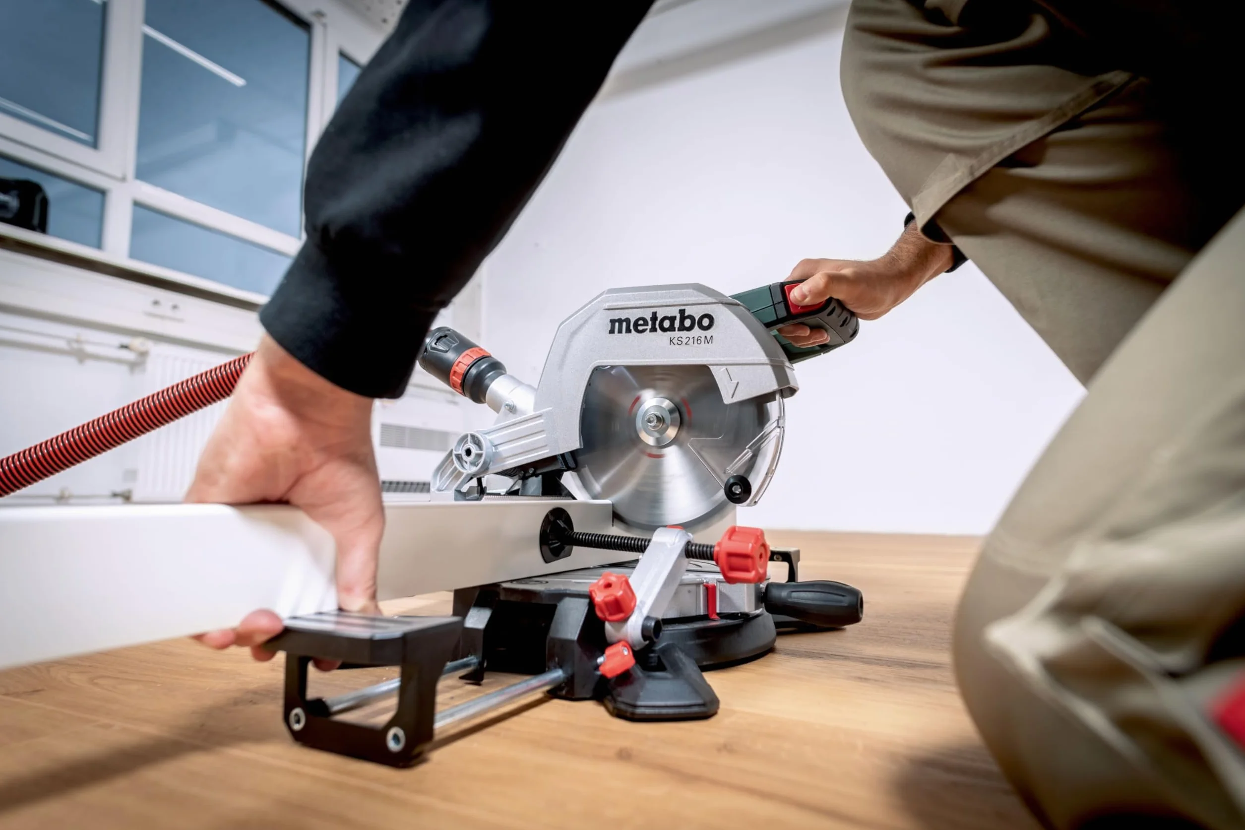 Metabo KS 216 M zestaw do piły ukośnej (karton z 2. brzeszczotem z twardego metalu, z nachyleniem brzeszczotu, zintegrowane poszerzenia stołu) 610216900