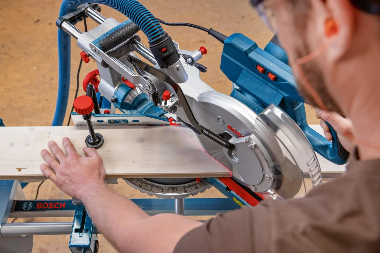 Bosch Professional: piła ukośnica GCM 305-254 D (1 500 W, Ø tarczy pilarskiej 254 mm, 1 tarcza pilarska, 2 podpórki, zacisk, worek na pył)