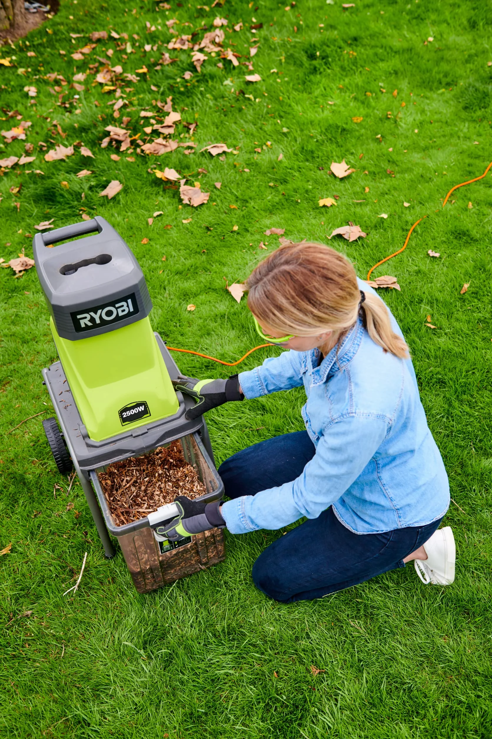 Ryobi Rozdrabniacz Do Gałęzi, RSH2545B, Moc Silnika 2500 W, Maksymalna Średnica Gałęzi 45 mm, Pojemnik do zbierania 40 L, w Zestawie Worek oraz Popychacz do Gałęzi