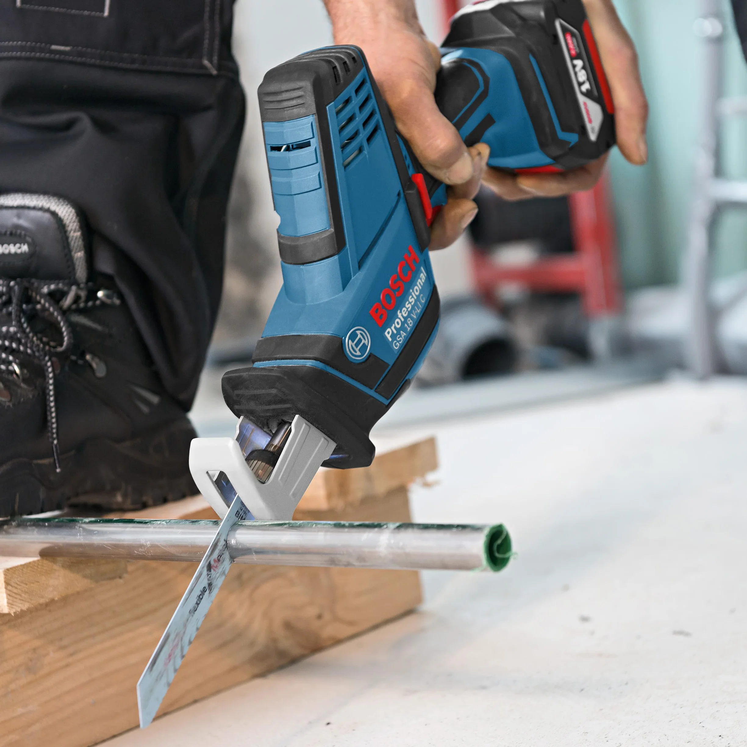 Bosch Professional system 18V: akumulatorowa piła szablasta GSA 18V-LI C (wersja Compact, 4 brzeszczoty)