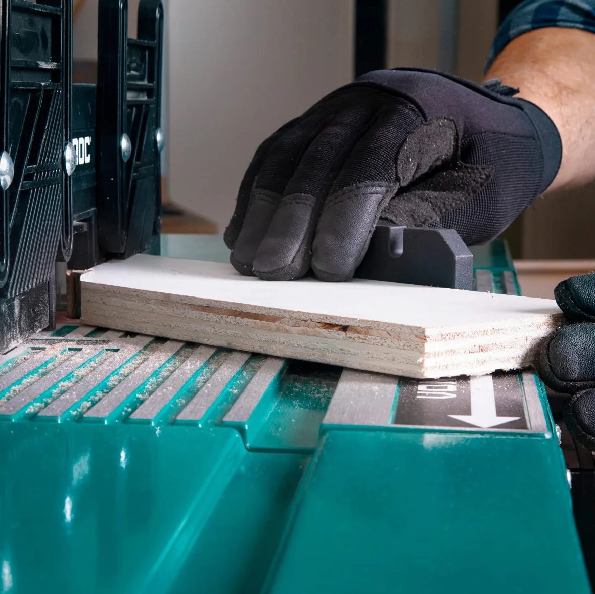 VONROC Stoły frezarskie - frezy górnowrzecionowe | Uniwersalne, Stabilny i Wytrzymały, Powierzchnia 870x335mm, Pasuje do Frezarek do 1800W, Z Prowadnicą, Uchwytami i Przyłączem do Odsysania Pyłu