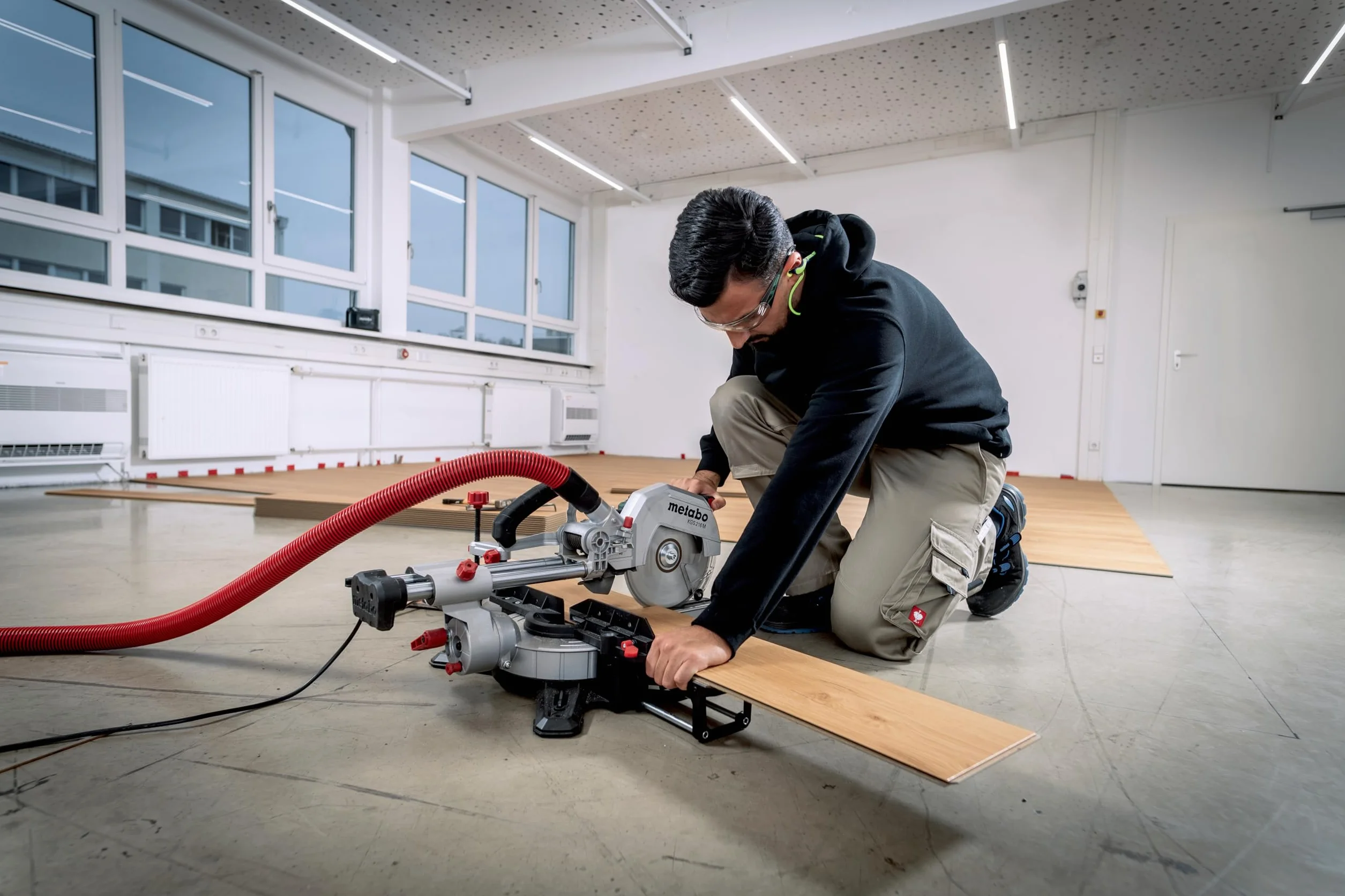 Metabo ukośnica KGS 216 M – 613216000 – Z funkcją Precision Cut Line, tarczą 216 mm i funkcją posuwu – Długość kabla 2 m