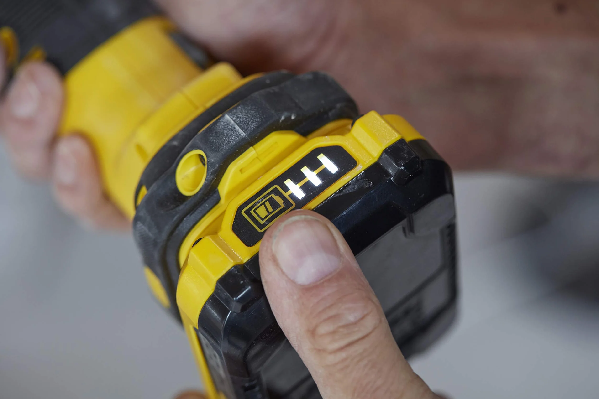 Stanley FATMAX Bezprzewodowe narzędzie wielofunkcyjne 18V 8000-18000 osc/min V20 SFMCE500D2K-QW