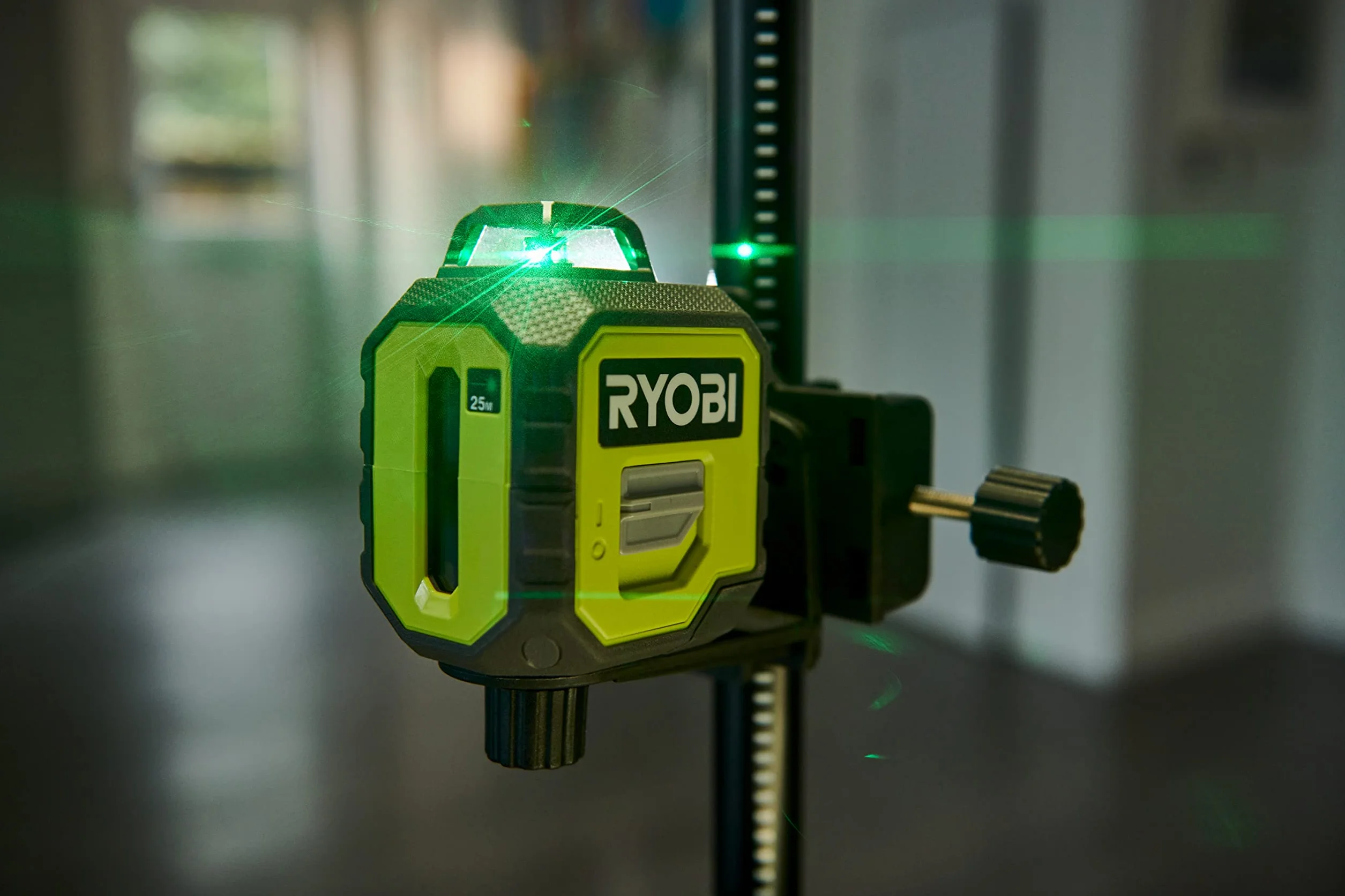 RYOBI Zielony Laser 360° RB360GLL, Automatyczne Poziomowanie, Zasięg Pracy do 25 m, Dokładność +/- 0.5 mm/m, 1 x Wertykalna, 1 x Krzyżowa, 1 x Linia 360°, 4 Baterie AA i Gwint Statywu ¼”