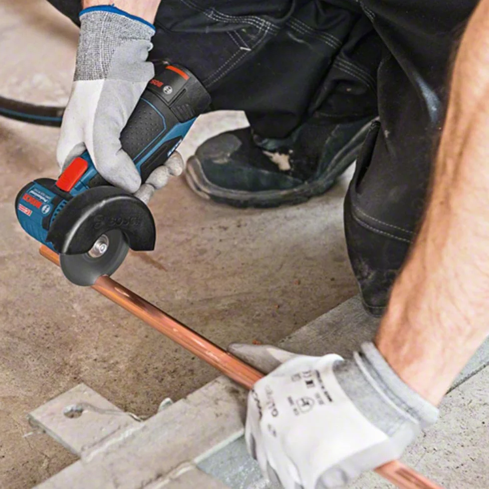 Bosch Professional system 12V: akumulatorowa szlifierka kątowa GWS 12V-76 (1 tarcza tnąca z węglików spiekanych, 2 tarcze tnące Inox, osłona)