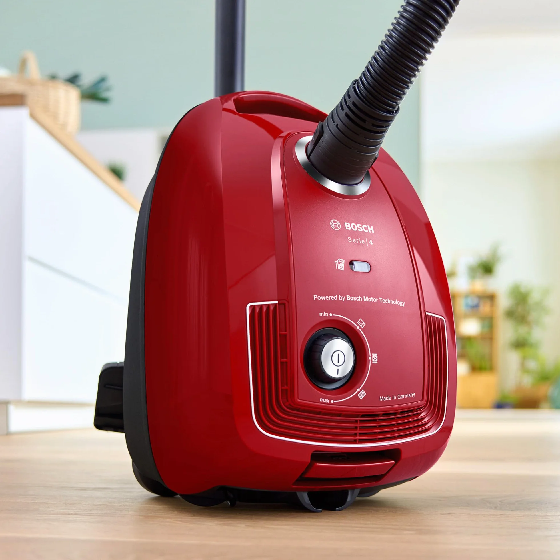 Bosch Serie 4, odkurzacz workowy, kompaktowy, lekki, worek na kurz XL 4 l, promień działania 10 m, higieniczny filtr PureAir, niemiecka jakość, BGB38RD2, czerwony