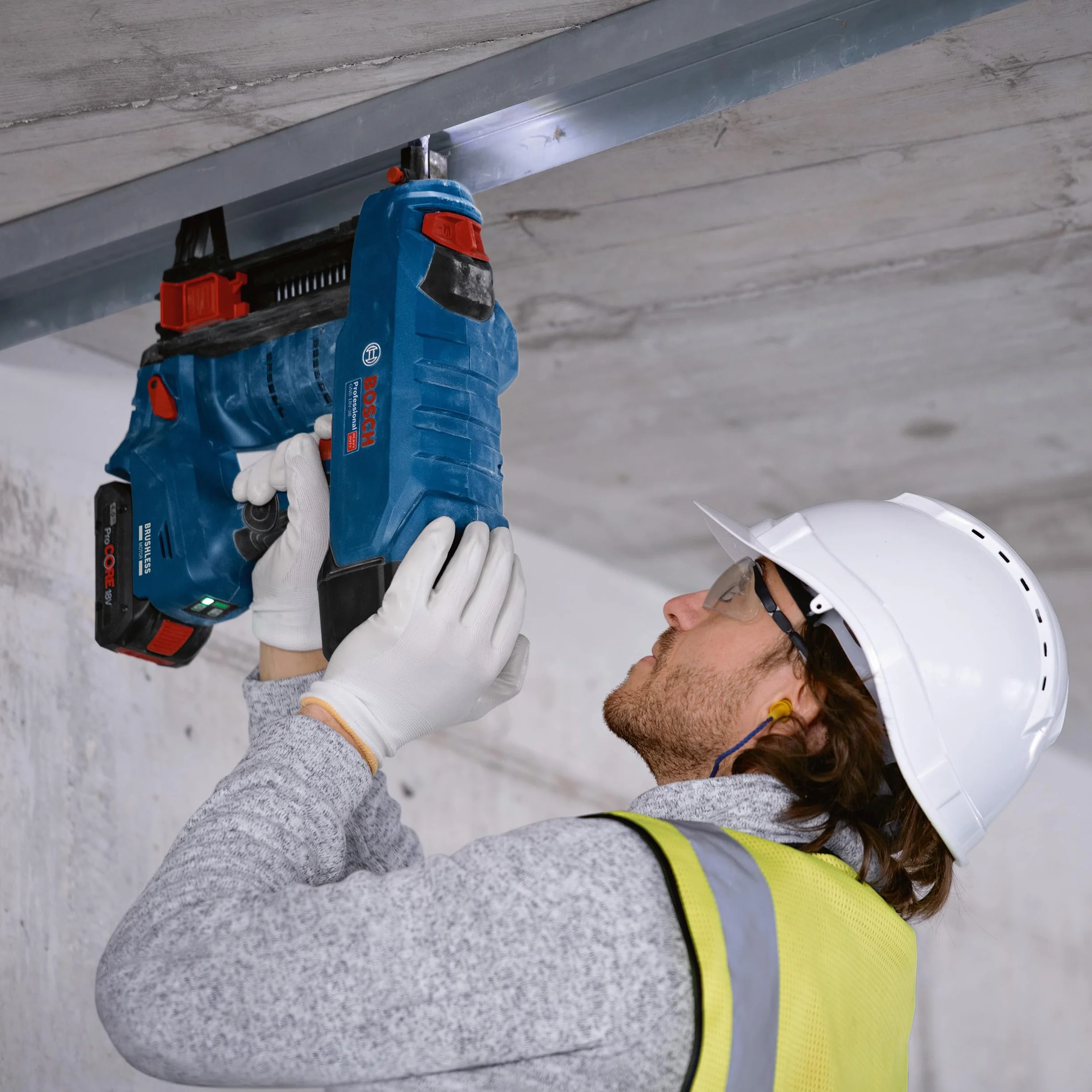 Bosch Professional system 18V: akumulatorowa gwoździarka do betonu GNB 18V-38 (średnice gwoździ 2,7-3,0 mm, długość gwoździ maks. 38 mm, z 1 wrzecionem wyciągowym, 1 hak mocujący, walizka XL-BOXX)