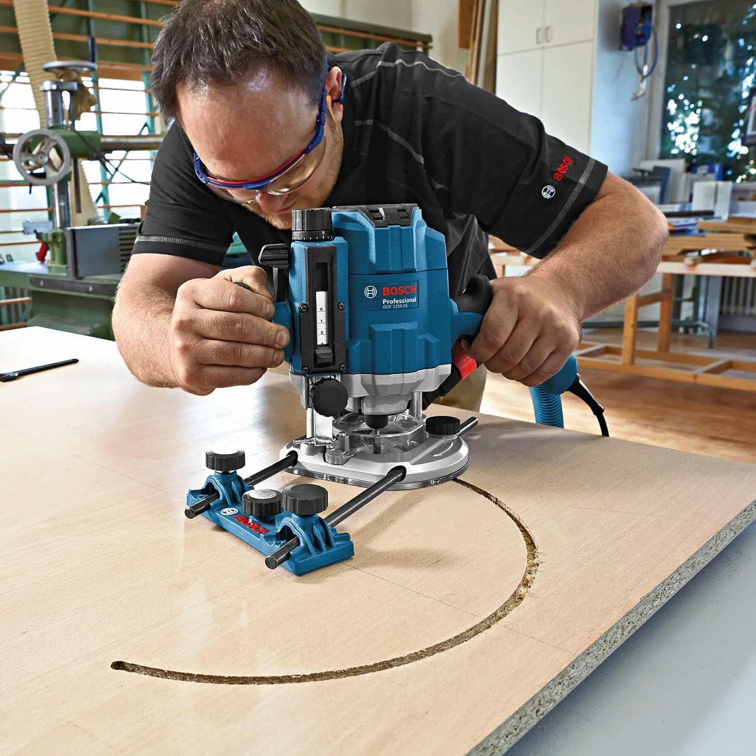 Frezarka górnowrzecionowa GOF 1250 CE Bosch Professional (klucz płaski 19 mm, prowadnica równoległa z precyzyjną regulacją, adapter do bolców kopiujących, tuleja zaciskowa, walizka L-BOXX 238)