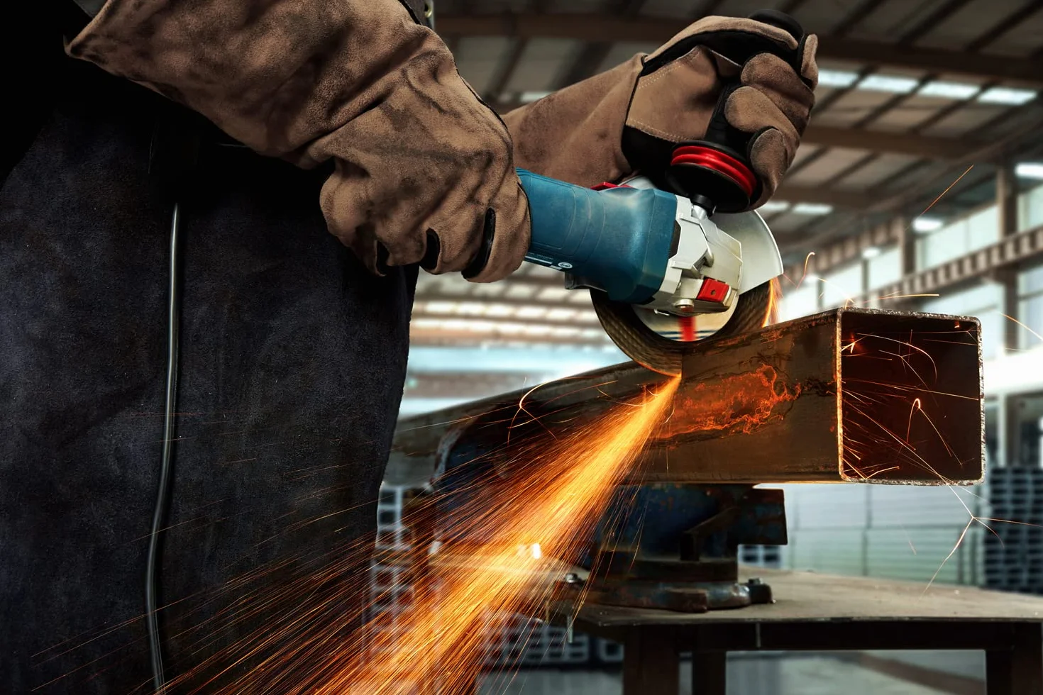 Bosch Professional: szlifierka kątowa GWS 12-125 S (kołnierz mocujący, osłona, nakrętka mocująca, rękojeść dodatkowa z systemem Vibration Control, klucz oczkowy)