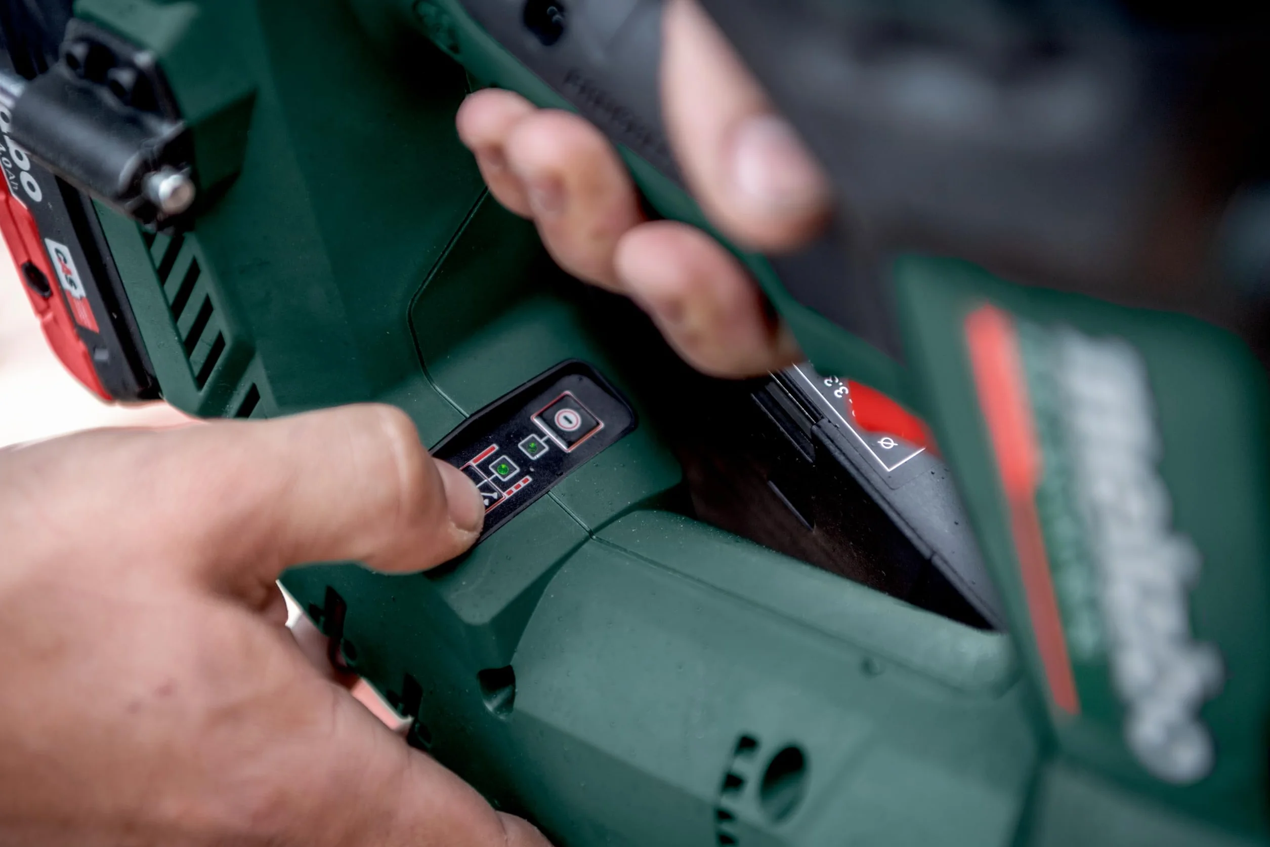 Metabo akumulatorowy gwoździarka NFR 18 LTX 90 BL – 612090840 – 18 V – Z technologią uderzenia pneumatycznego do wszechstronnych prac podłogowych i montażowych – Bez akumulatora i ładowarki