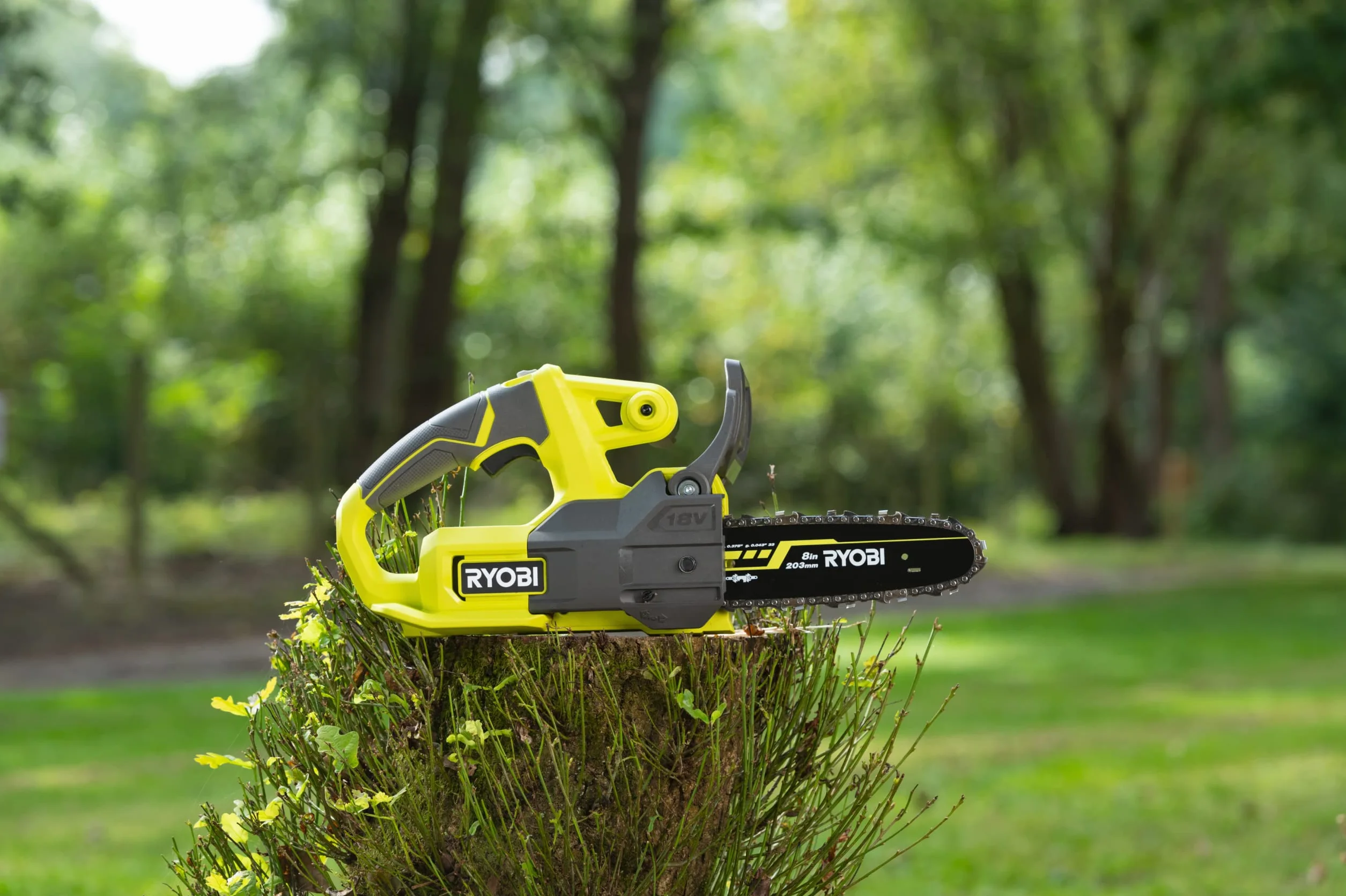 Ryobi Kompaktowa Piła Łańcuchowa 18V RY18CS20A-0, Prowadnica 20 cm, Prędkość 4.6 m/s, Wydajność Cięcia 15 cm, Ręczne Napinanie Łańcucha, Wersja bez Akumulatora i Ładowarki