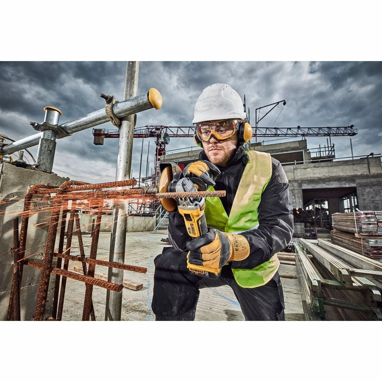 Dewalt DCG405P2 akumulatorowa szlifierka kątowa 18 V 125 mm (800 W, silnik bezszczotkowy, uzwojenia opancerzone z żywicy epoksydowej, sprzęgło elektroniczne i hamulec, w zestawie 2 x akumulatory 5,0