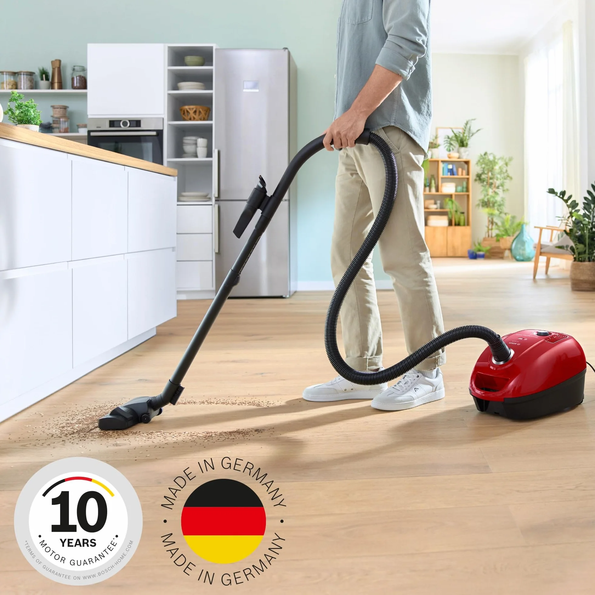 Bosch Serie 4, odkurzacz workowy, kompaktowy, lekki, worek na kurz XL 4 l, promień działania 10 m, higieniczny filtr PureAir, niemiecka jakość, BGB38RD2, czerwony