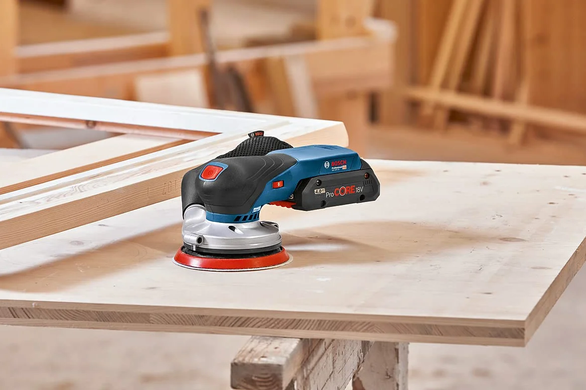 System profesjonalny 18 V firmy Bosch: akumulatorowa szlifierka mimośrodowa GEX 18V-125 talerz szlifierski 125 mm, 1 papier ścierny, worek na pył, walizka L-BOXX, bez akumulatora i ładowarki