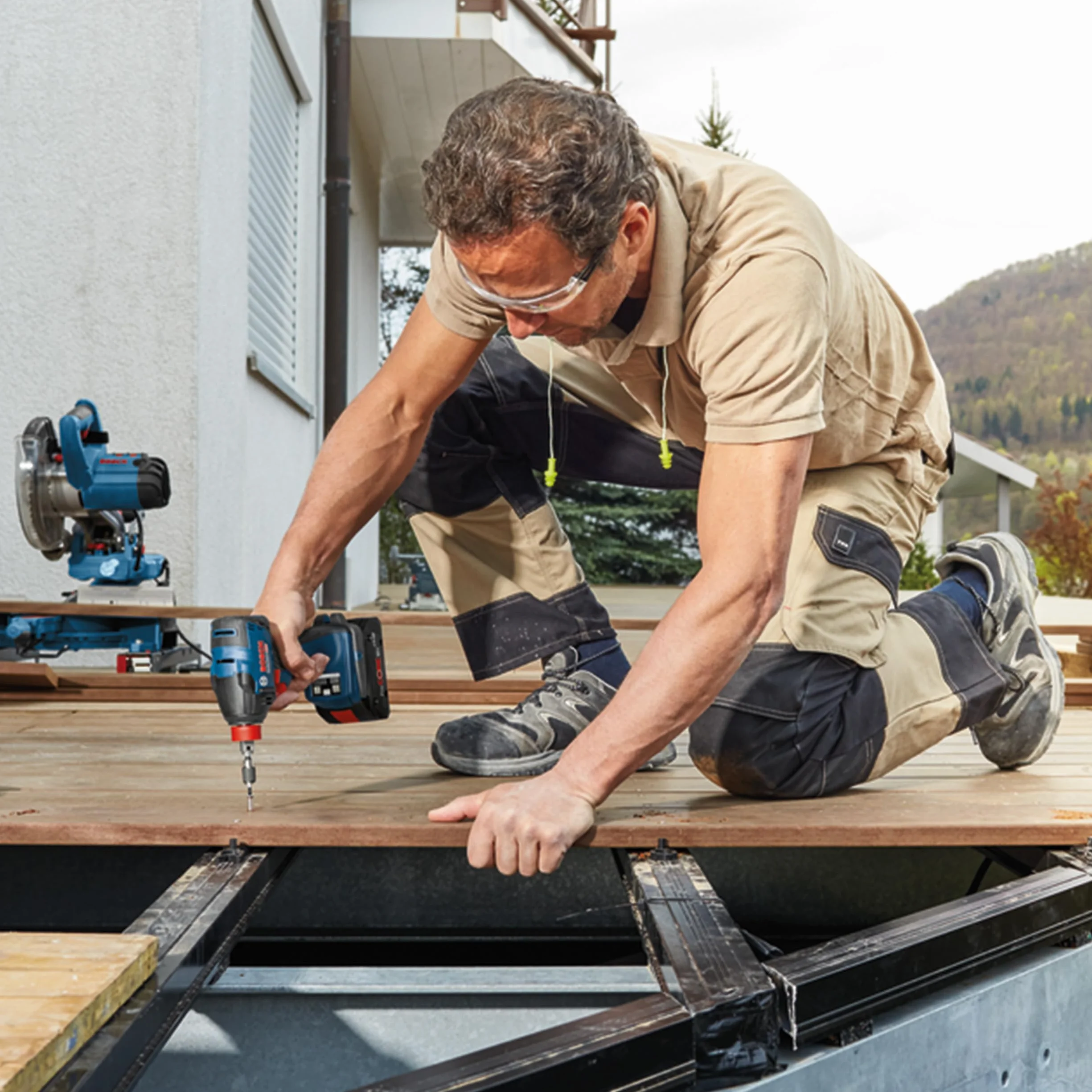 System profesjonalny 18 V firmy Bosch: akum. wkrętarka udarowa i klucz udarowy GDX 18V-210 C (maks. moment obr. 210 Nm, bez akum. i ładowarki, 1 moduł Bluetooth Low Energy GCY 42, walizka L-BOXX 136)