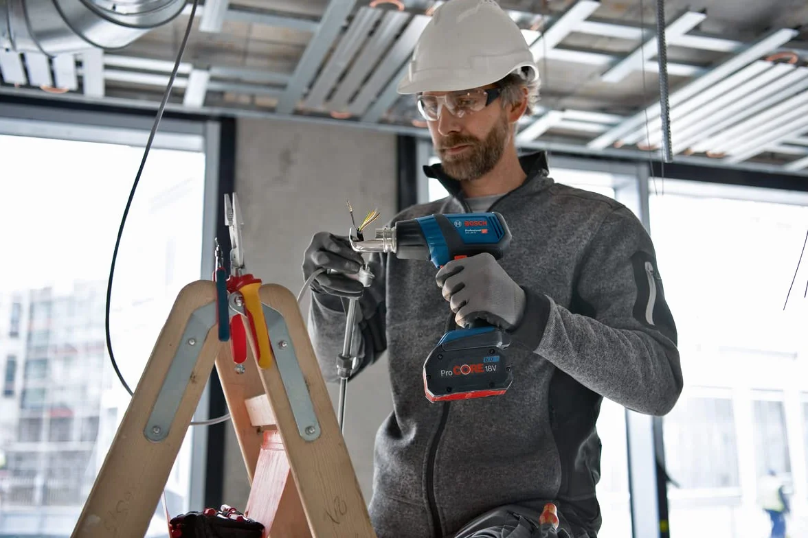 Bosch Professional system 18V: akumulatorowa opalarka GHG 18V-50 (dysza redukcyjna, dysza reflektorowa, walizka L-BOXX)