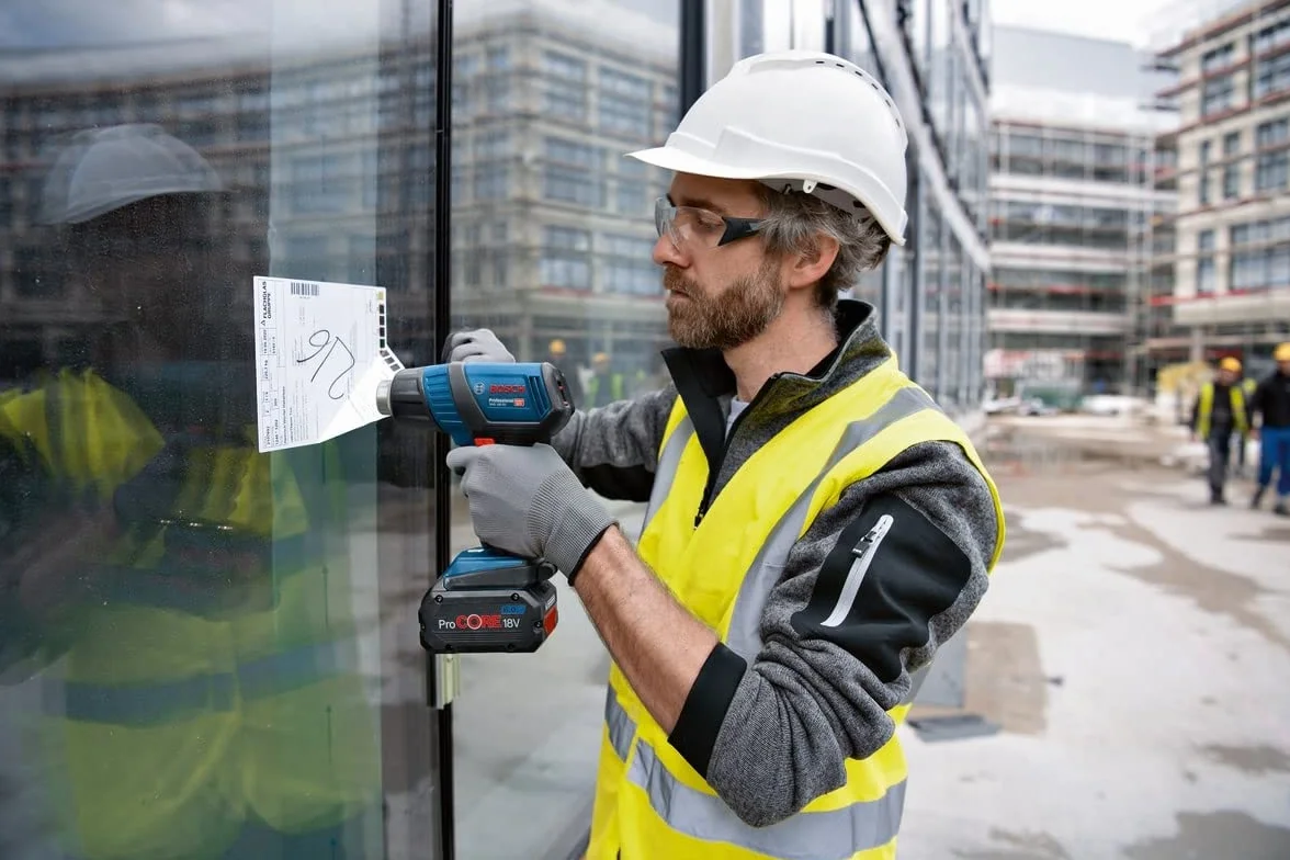 Bosch Professional system 18V: akumulatorowa uniwersalna opalarka GHG 18V-50 (dysza redukcyjna, dysza reflektorowa)