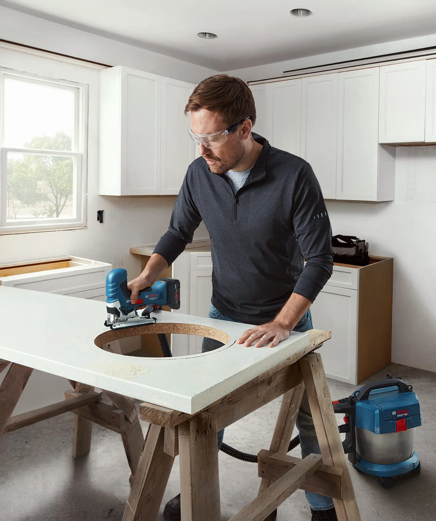Bosch Professional Bezprzewodowa wyrzynarka systemu 18 V GST 18V-125 S, uchwyt ostrza SDS, zestaw do odsysania pyłu