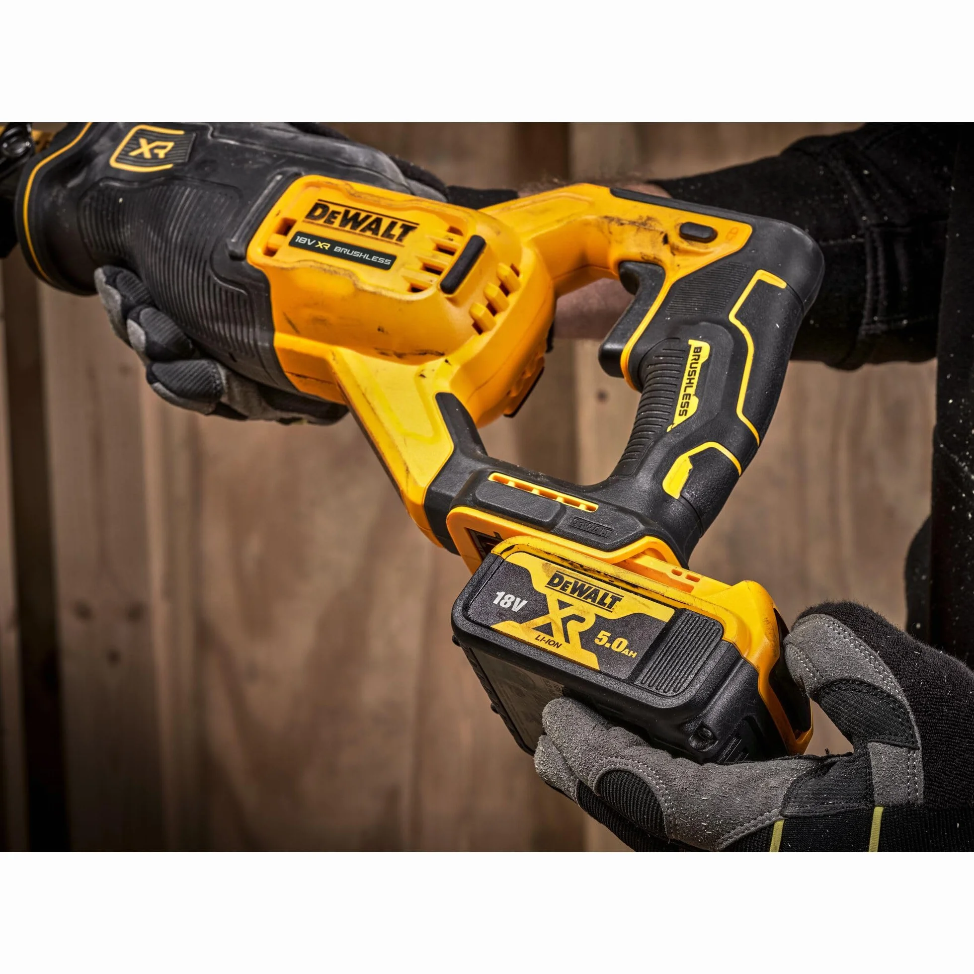 Dewalt DCS382N akumulatorowa piła szablasta 18 V XR (silnik bezszczotkowy, bardzo kompaktowa, maks. wydajność cięcia 300 mm, wysoka prędkość cięcia, z oświetleniem LED, dostawa bez akumulatora i