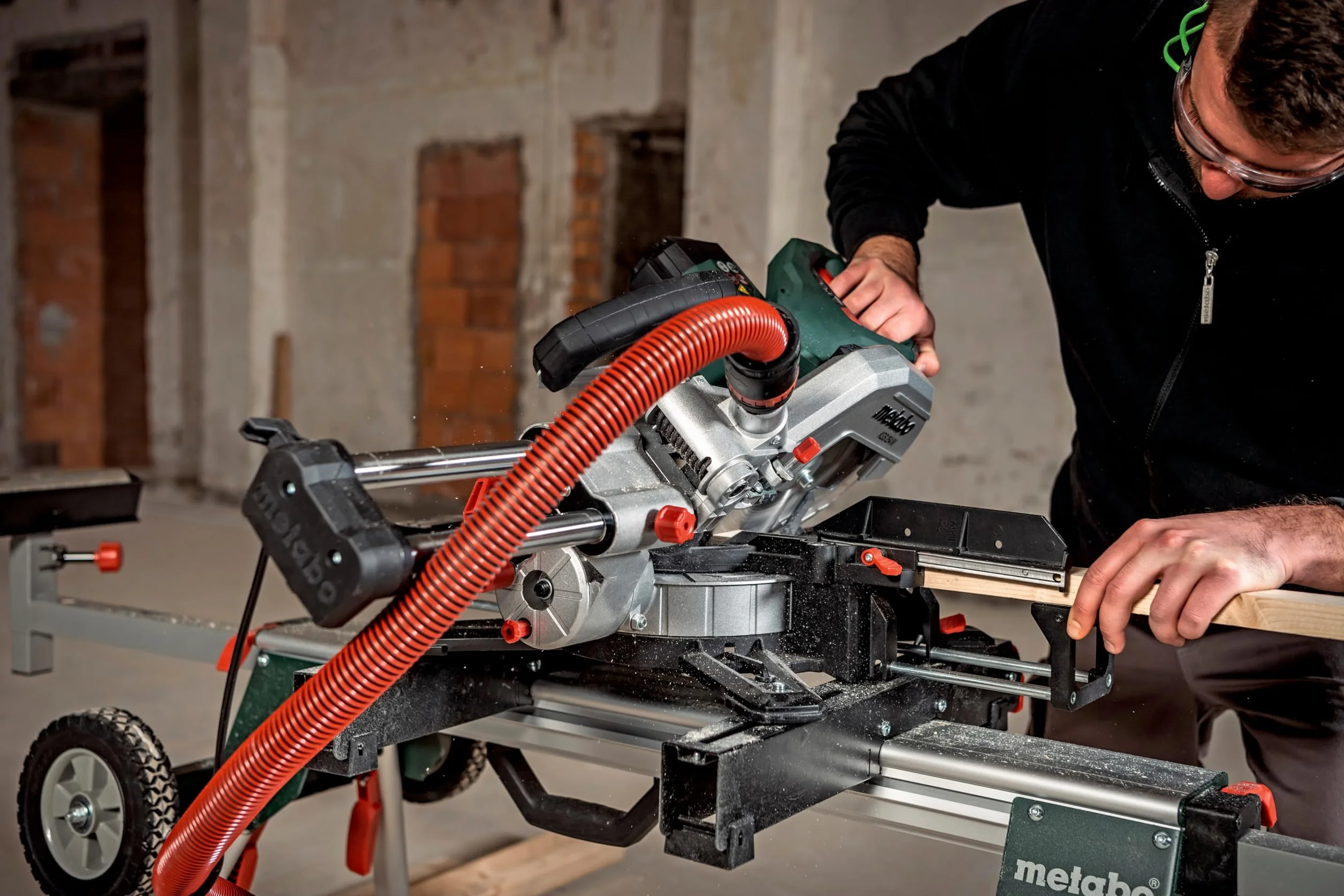 Metabo ukośnica KGS 216 M – 613216000 – Z funkcją Precision Cut Line, tarczą 216 mm i funkcją posuwu – Długość kabla 2 m