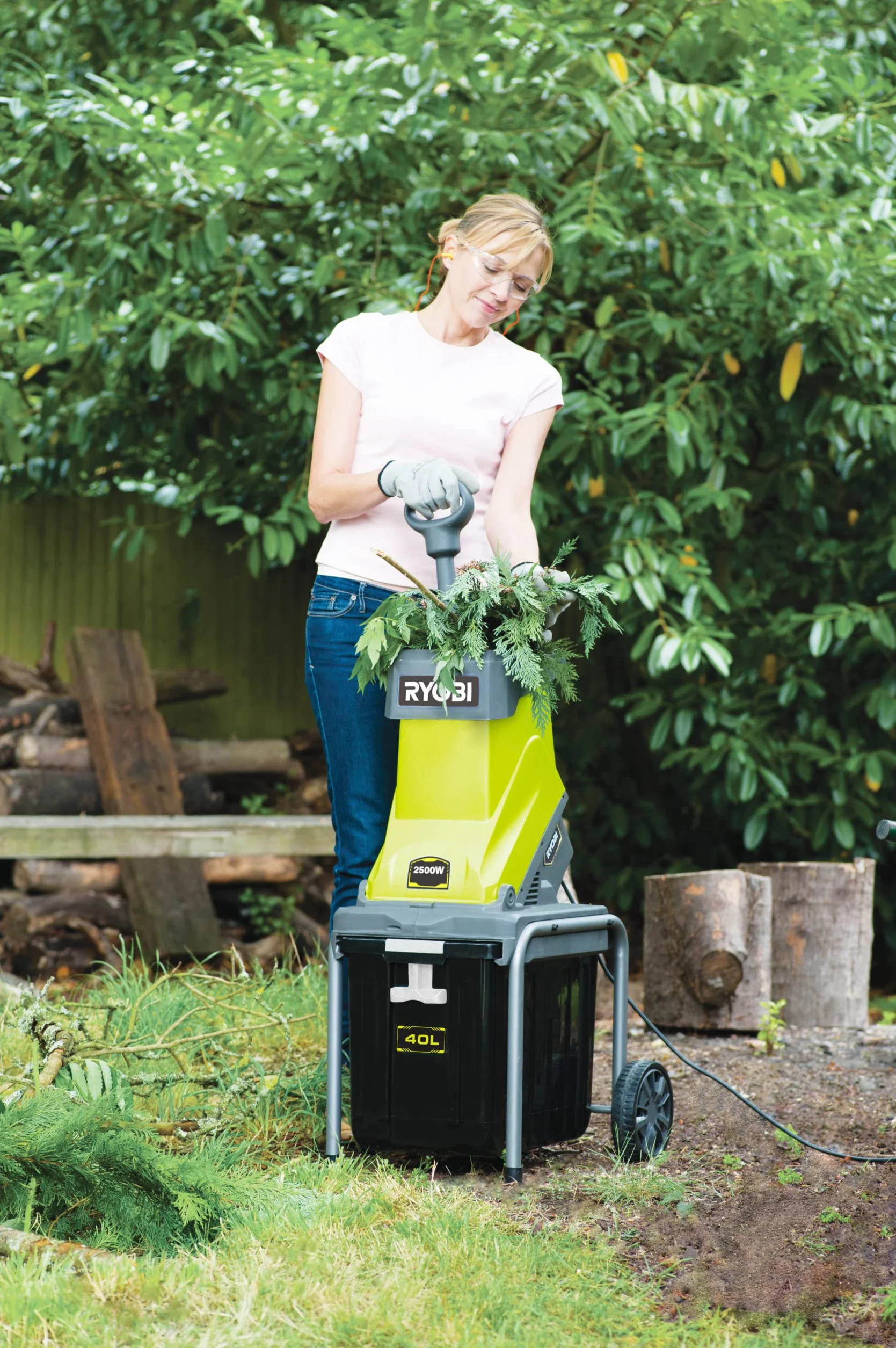 Ryobi Rozdrabniacz Do Gałęzi, RSH2545B, Moc Silnika 2500 W, Maksymalna Średnica Gałęzi 45 mm, Pojemnik do zbierania 40 L, w Zestawie Worek oraz Popychacz do Gałęzi