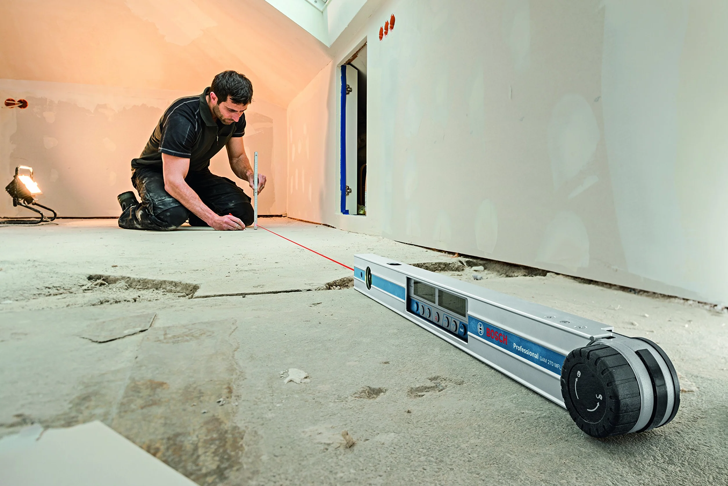 Bosch Professional Cyfrowy kątomierz i miernik nachylenia GAM 270 MFL (laserowa precyzja, obliczanie kątów cięcia, zakres pomiaru: 0–270 stopni, długość ramion: 60 cm)