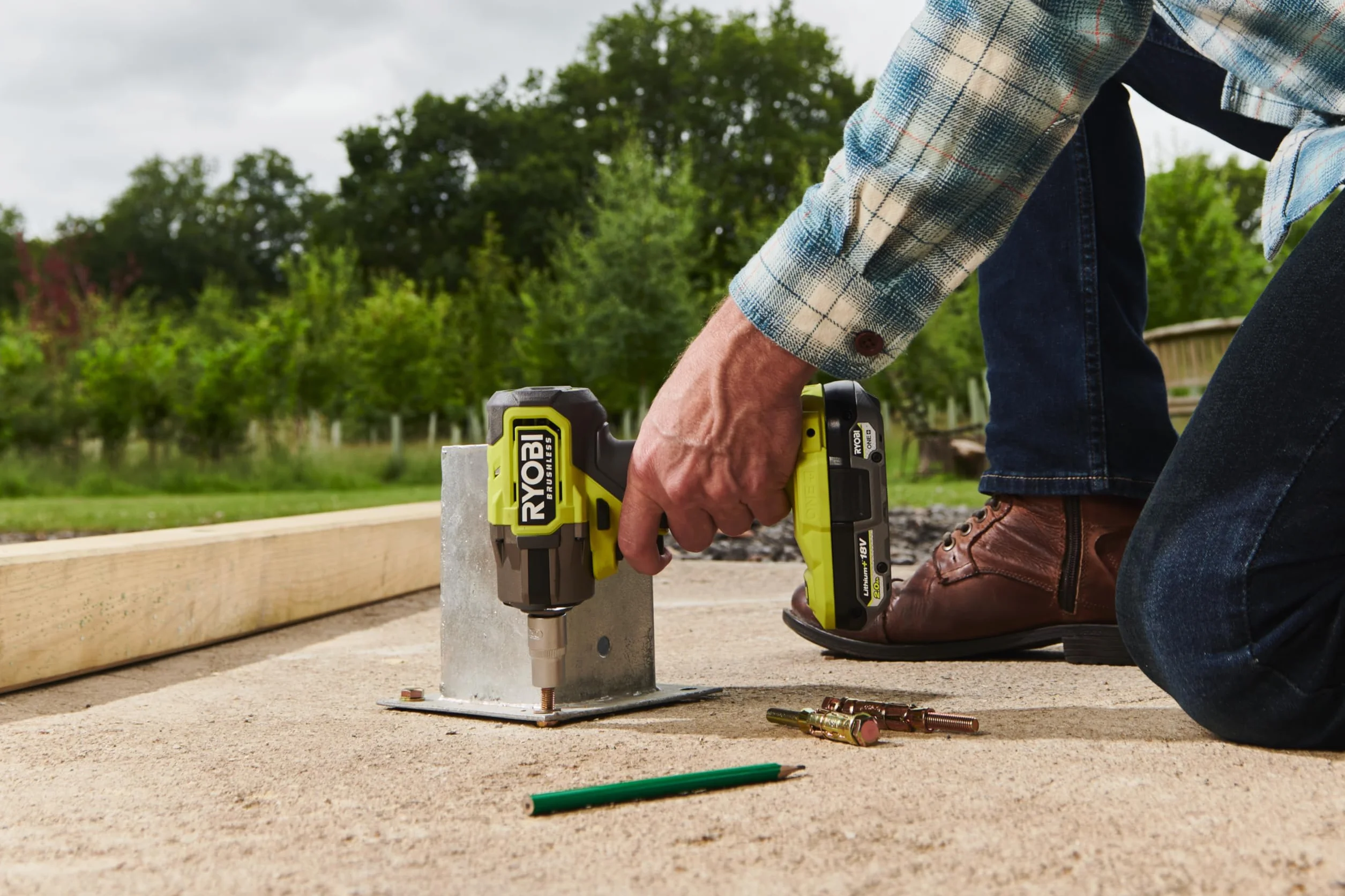 RYOBI RIW18CBL-0 18V ONE+ bezprzewodowy bezszczotkowy kompaktowy klucz udarowy (gołe narzędzie)