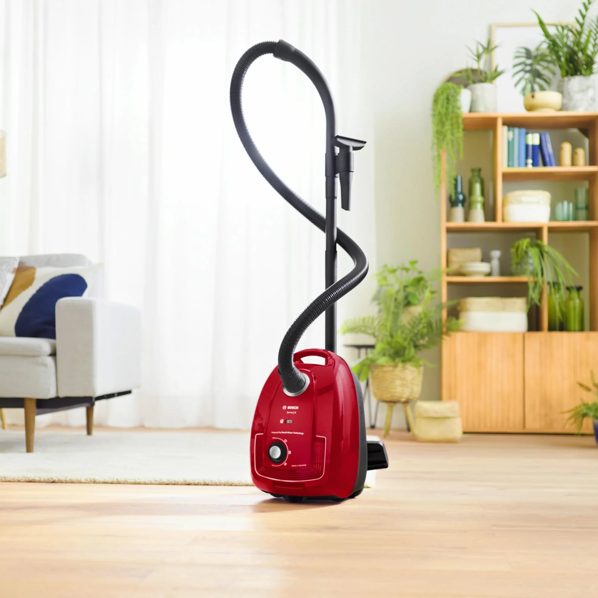 Bosch Serie 4, odkurzacz workowy, kompaktowy, lekki, worek na kurz XL 4 l, promień działania 10 m, higieniczny filtr PureAir, niemiecka jakość, BGB38RD2, czerwony