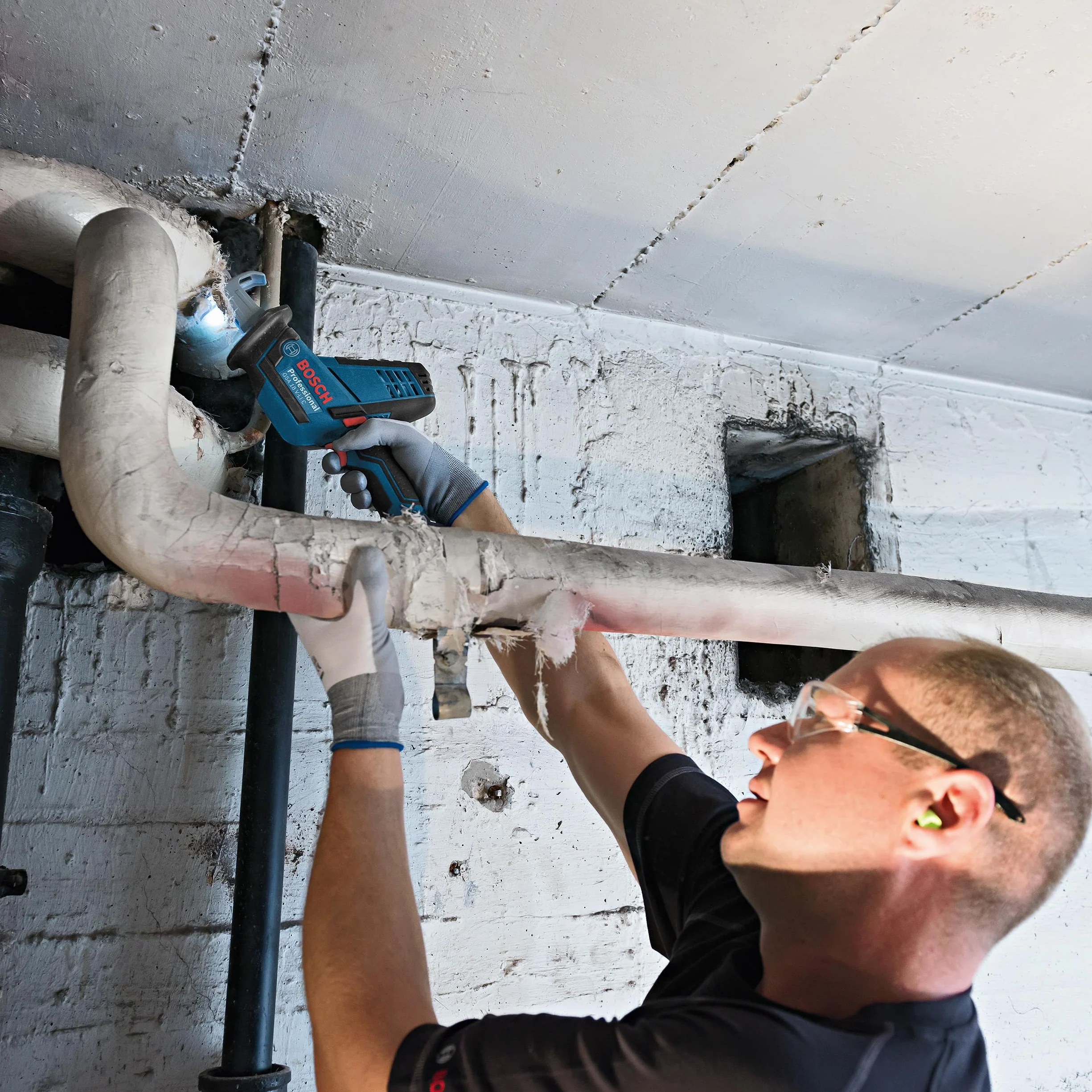 Bosch Professional system 18V: akumulatorowa piła szablasta GSA 18V-LI C (wersja Compact, 4 brzeszczoty)