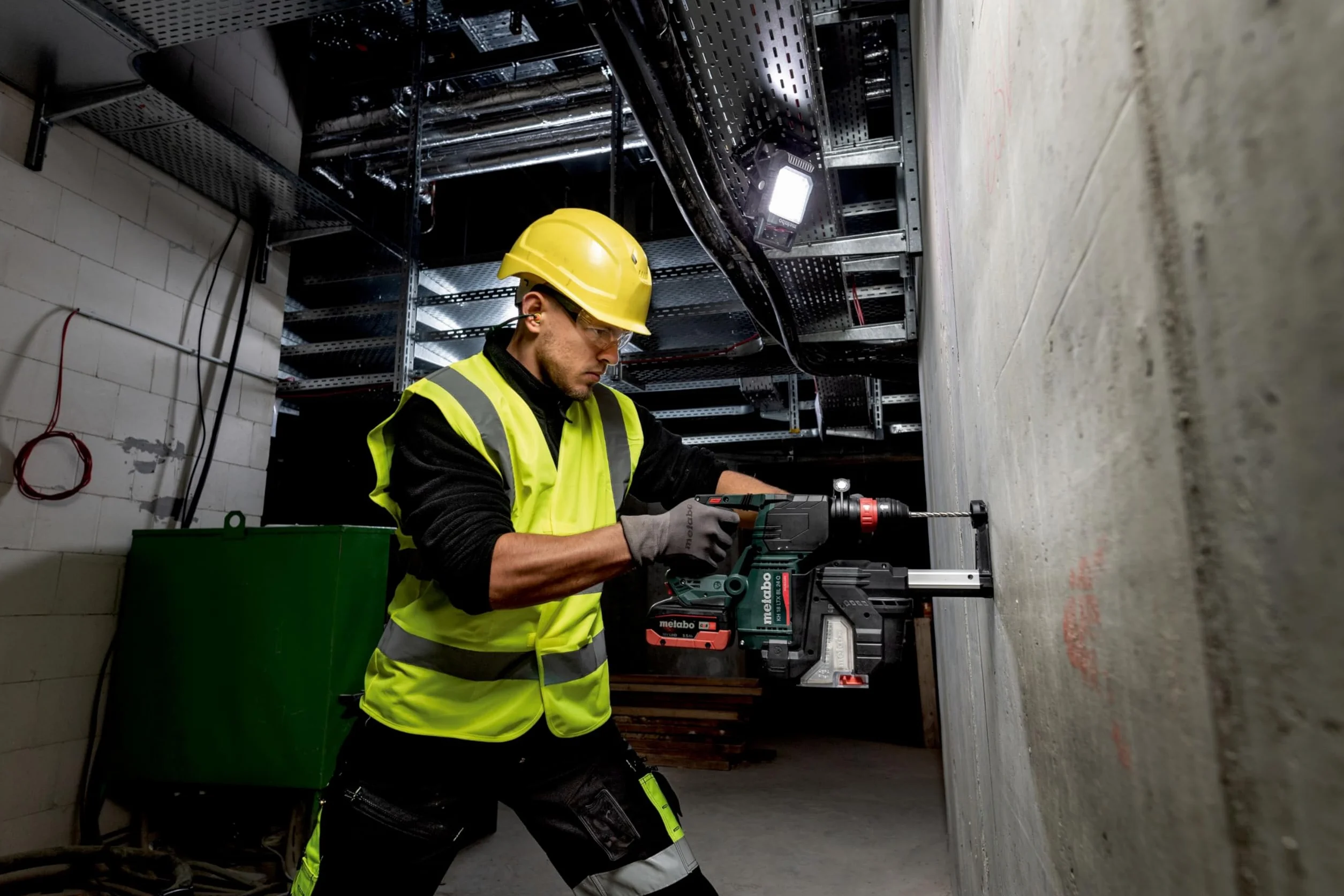 metabo Akumulatorowy młot kombi KH 18 LTX BL 24 Q zestaw ISA - 18 V, 2,2 J, energia udaru 24 mm, średnica wiercenia w betonie - SDS-plus z odsysaniem, silnik bezszczotkowy, idealny do wiercenia i