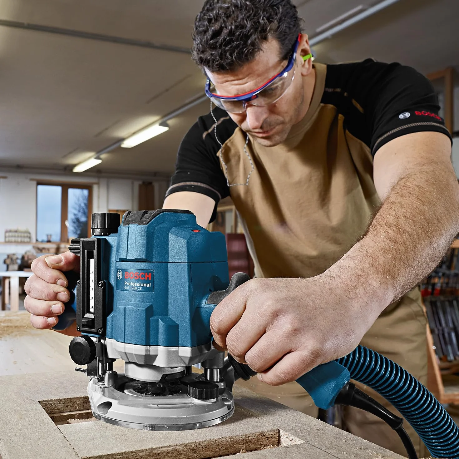 Frezarka górnowrzecionowa GOF 1250 CE Bosch Professional (klucz płaski 19 mm, prowadnica równoległa z precyzyjną regulacją, adapter do bolców kopiujących, tuleja zaciskowa, walizka L-BOXX 238)