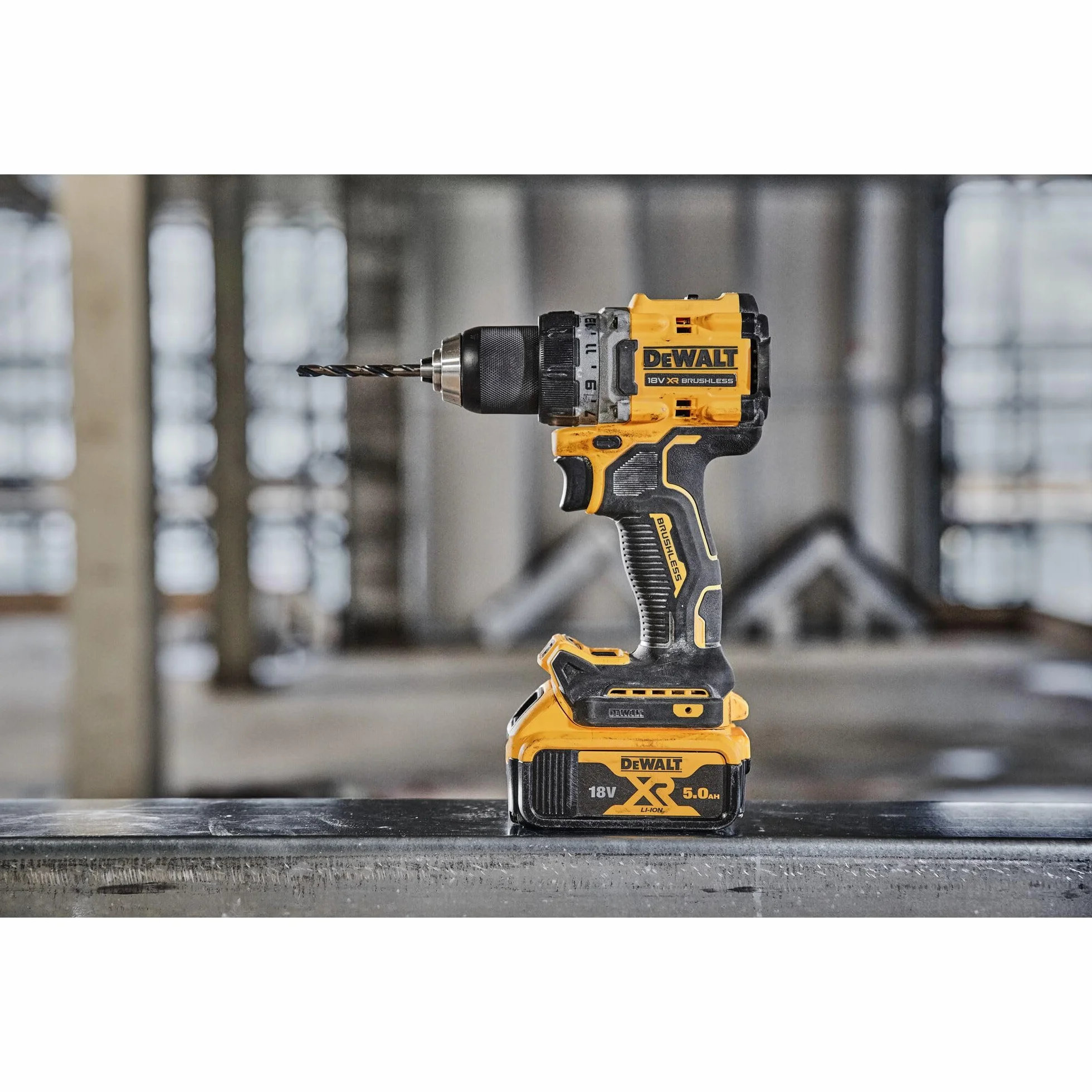 DEWALT DCD800P2T-QW wiertarko-wkrętarka akumulatorowa 18 V, 2 prędkości, silnik bezszczotkowy, uchwyt wiertarski 13 mm, oświetlenie LED, w zestawie 2 x akumulator 5,0 Ah, ładowarka i pudełko TSTAK