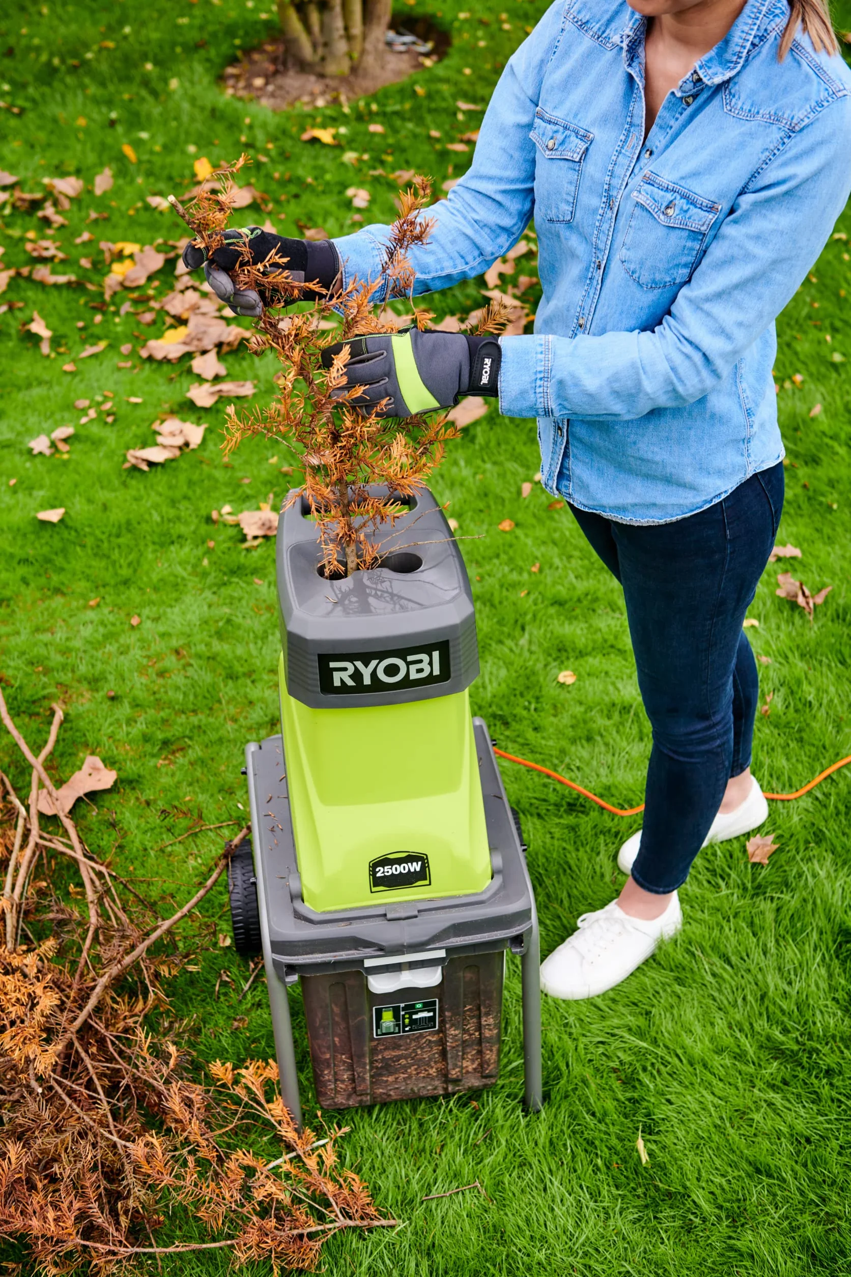 Ryobi Rozdrabniacz Do Gałęzi, RSH2545B, Moc Silnika 2500 W, Maksymalna Średnica Gałęzi 45 mm, Pojemnik do zbierania 40 L, w Zestawie Worek oraz Popychacz do Gałęzi