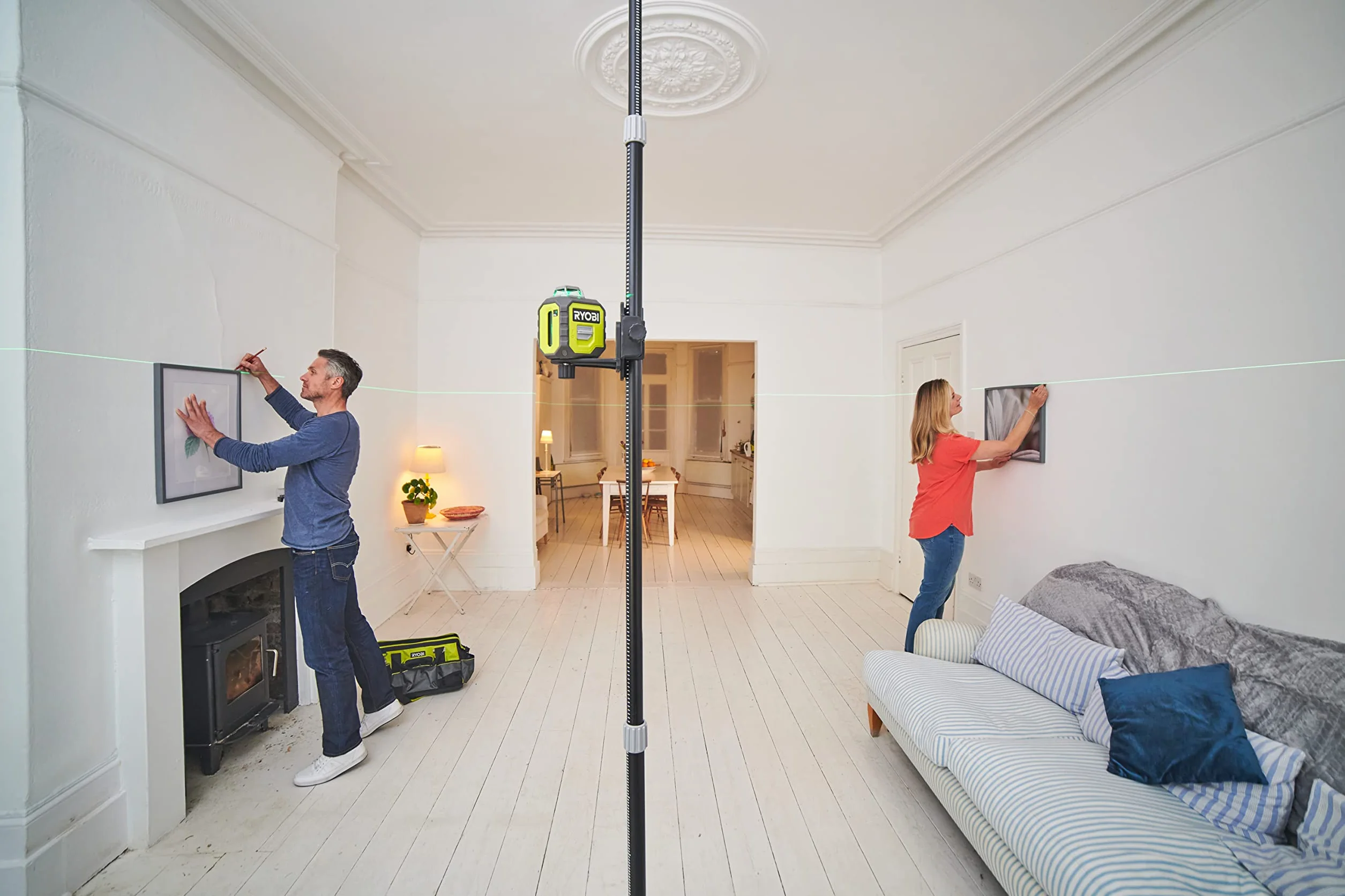 RYOBI Zielony Laser 360° RB360GLL, Automatyczne Poziomowanie, Zasięg Pracy do 25 m, Dokładność +/- 0.5 mm/m, 1 x Wertykalna, 1 x Krzyżowa, 1 x Linia 360°, 4 Baterie AA i Gwint Statywu ¼”