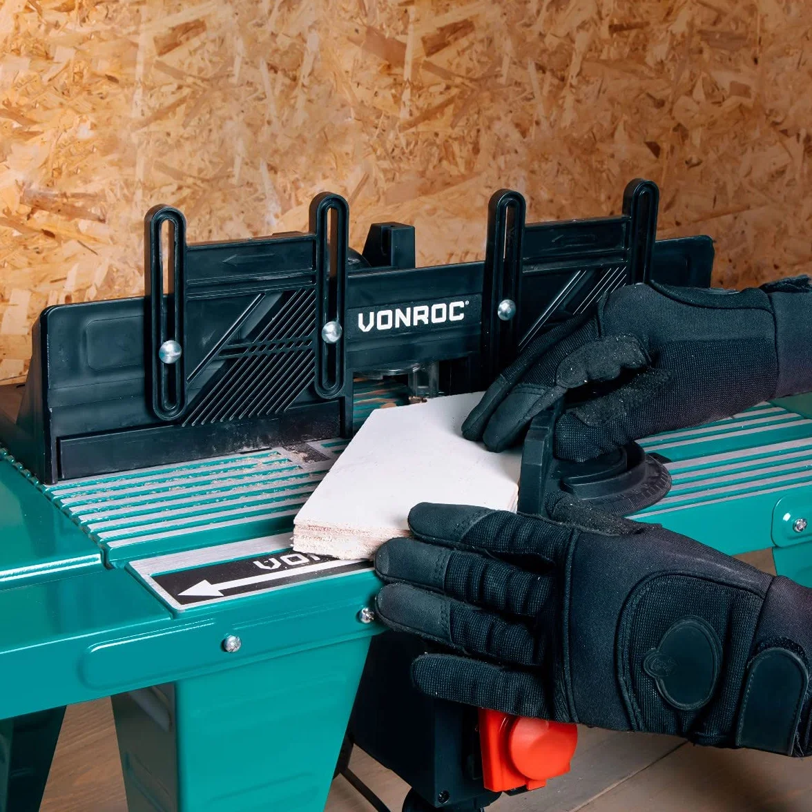 VONROC Stoły frezarskie - frezy górnowrzecionowe | Uniwersalne, Stabilny i Wytrzymały, Powierzchnia 870x335mm, Pasuje do Frezarek do 1800W, Z Prowadnicą, Uchwytami i Przyłączem do Odsysania Pyłu