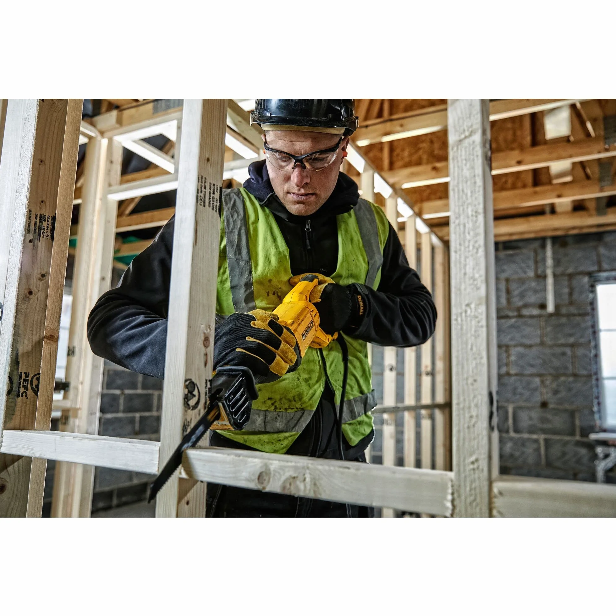 DEWALT Piła szablasta 1100 W DWE305PK długość skoku 29 mm wydajność cięcia 280 mm