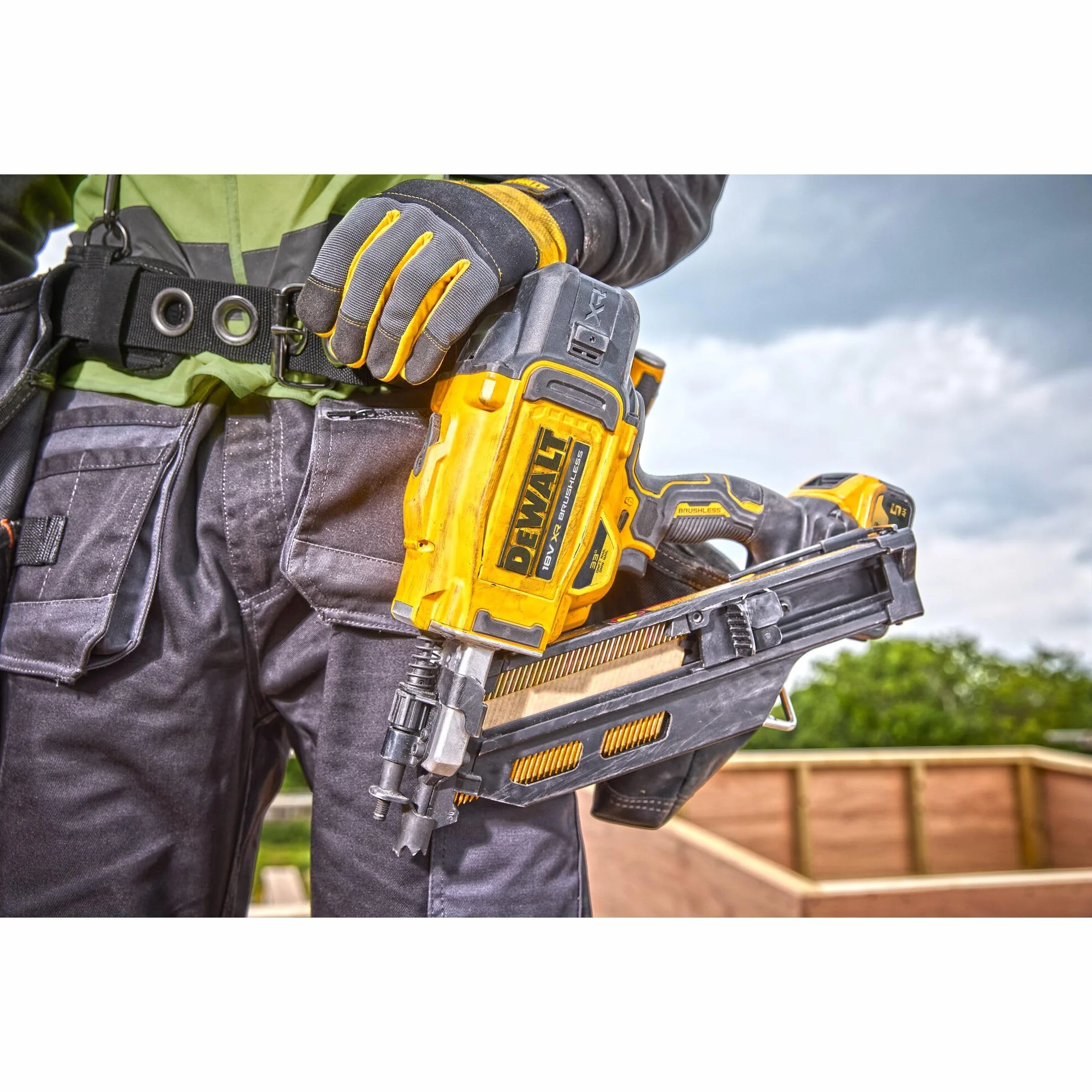 Dewalt 18 V DCN930P2 gwoździarka akumulatorowa (90 mm) (do powszechnie stosowanych gwoździ z głowicą D i papierem, kąt magazynka 30°-34°, 2 x 18 V/5 Ah akumulatory litowo-jonowe i ładowarka, walizka