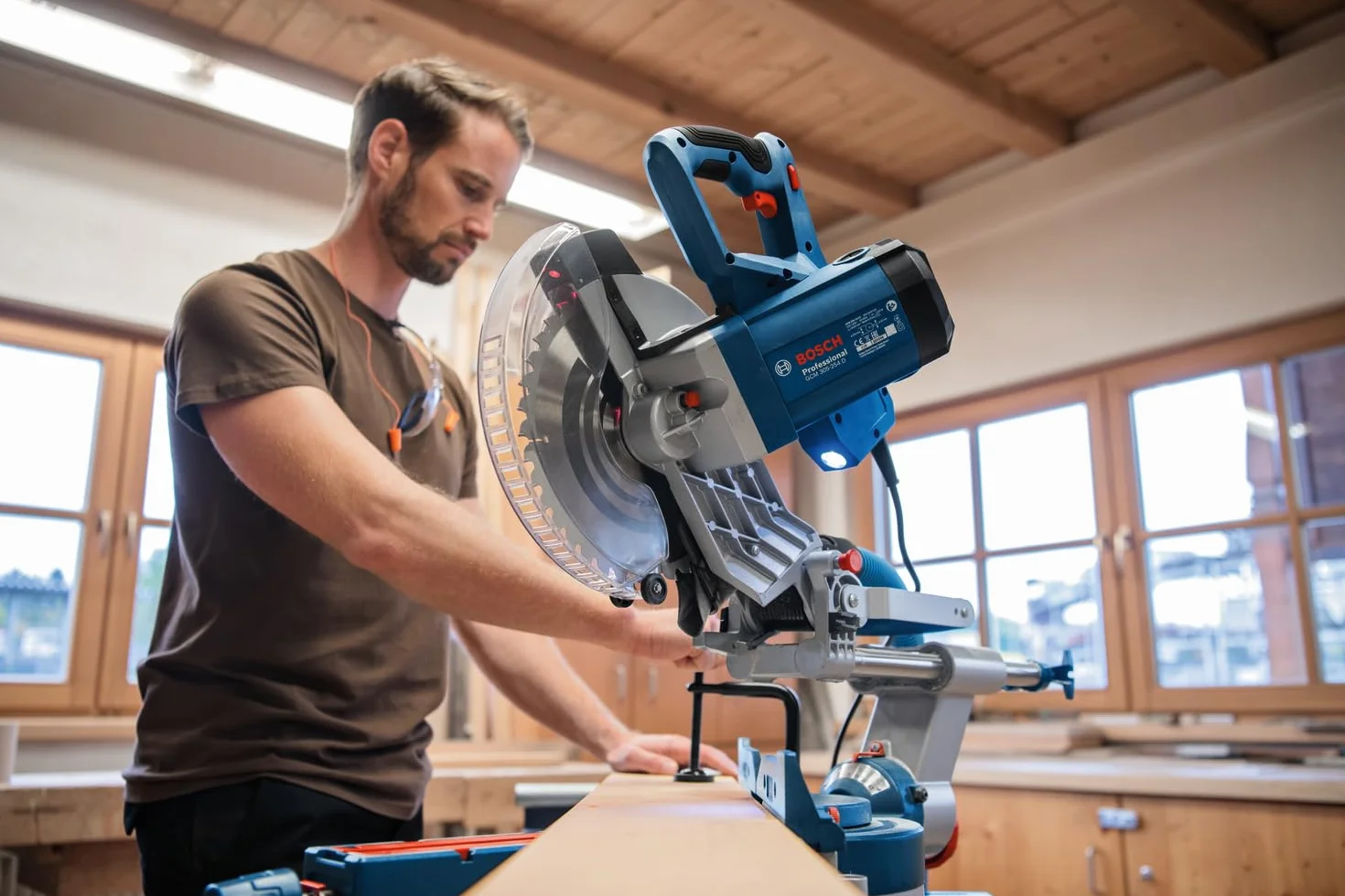 Bosch Professional: piła ukośnica GCM 305-254 D (1 500 W, Ø tarczy pilarskiej 254 mm, 1 tarcza pilarska, 2 podpórki, zacisk, worek na pył)