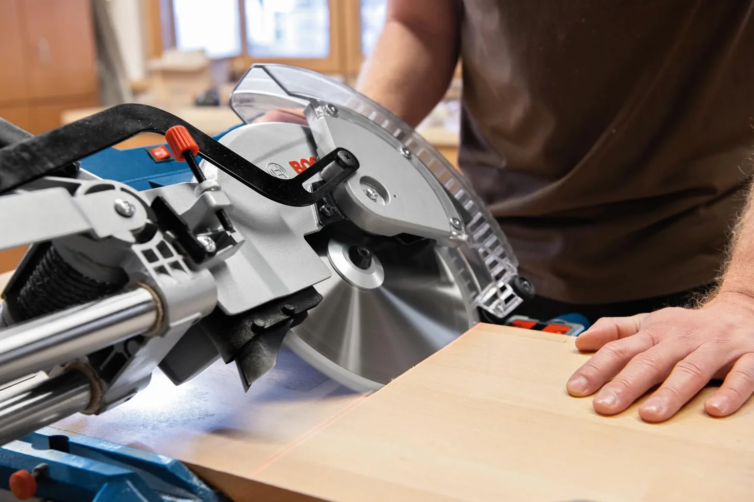 Bosch Professional: piła ukośnica GCM 305-254 D (1 500 W, Ø tarczy pilarskiej 254 mm, 1 tarcza pilarska, 2 podpórki, zacisk, worek na pył)