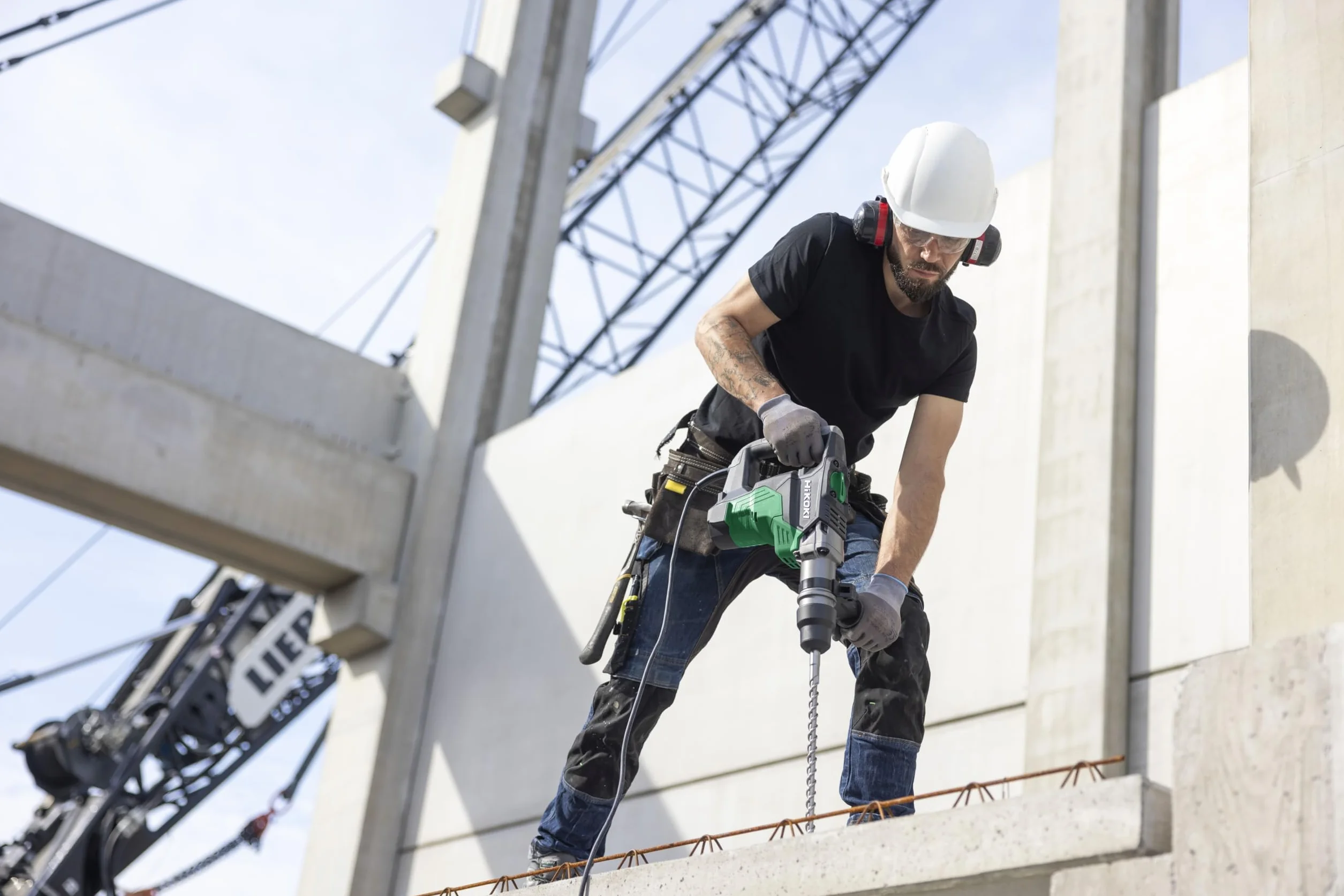 HiKOKI Bohr- & Meißelhammer DH40MC (1100W, 7.1 J, 40 mm Bohrleistung in Beton, SDS-max-Werkzeugaufnahme, Überlast-Rutschkupplung, Zubehör, im Transportkoffer)