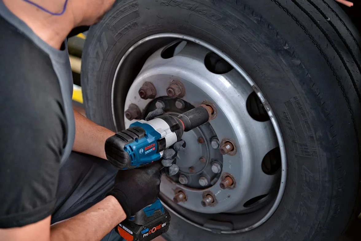 Bosch Professional system 18V: akumulatorowy klucz udarowy BITURBO GDS 18V-1000 (moment dokręcania 1 000 Nm, moment zrywający 1 600 Nm, walizka L-BOXX)