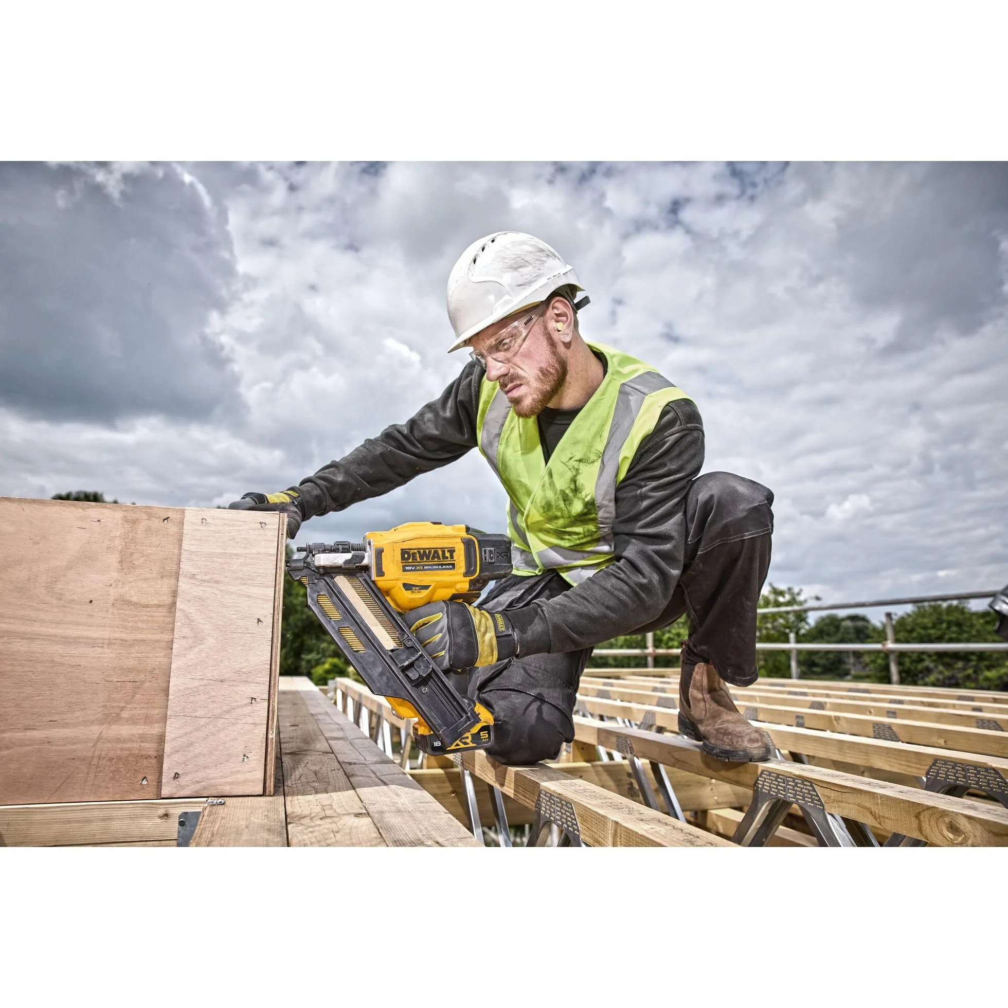 Dewalt 18 V DCN930P2 gwoździarka akumulatorowa (90 mm) (do powszechnie stosowanych gwoździ z głowicą D i papierem, kąt magazynka 30°-34°, 2 x 18 V/5 Ah akumulatory litowo-jonowe i ładowarka, walizka