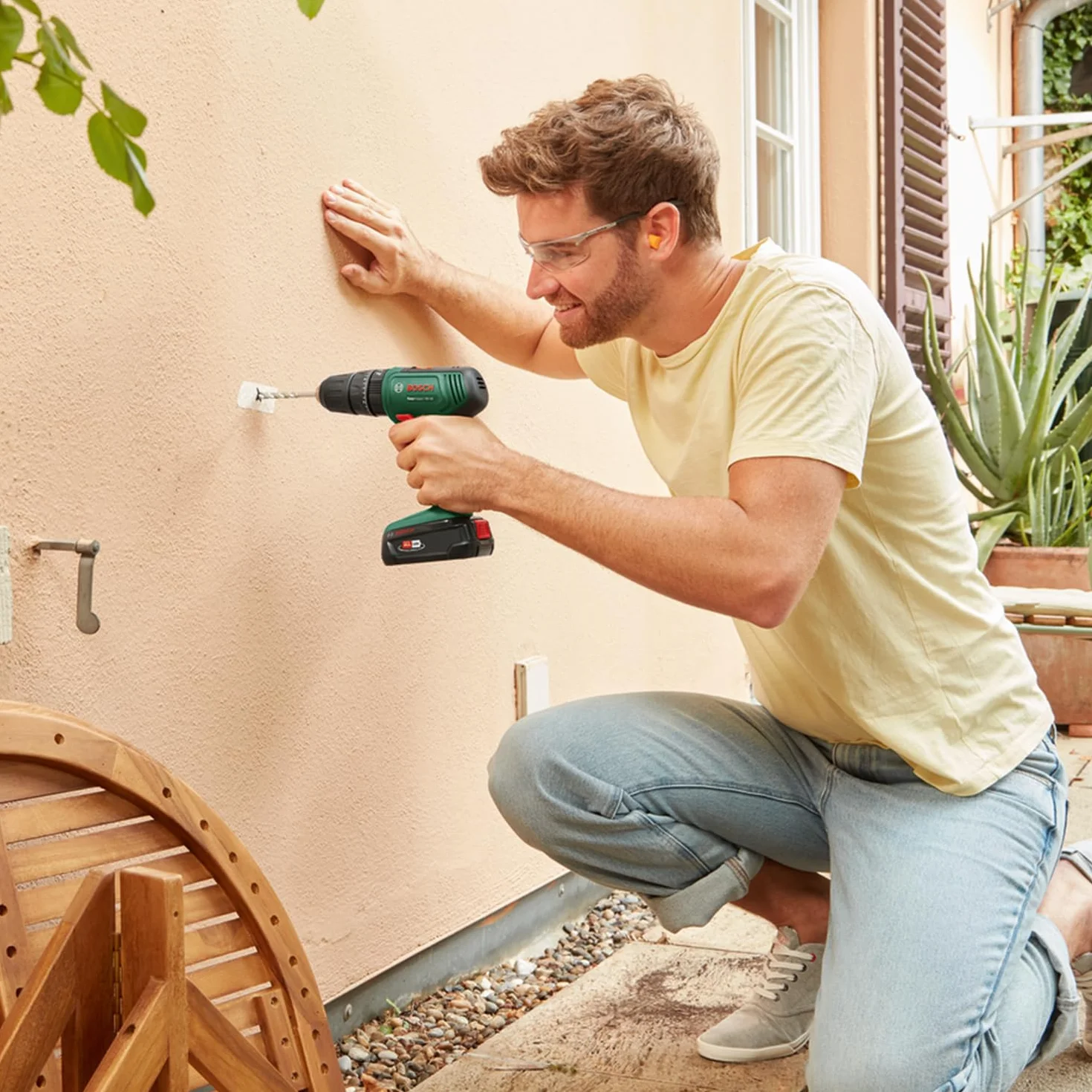 Bosch Akumulatorowa wiertarka udarowa EasyImpact 18V-40 (wkręcania, wiercenia w drewnie, metalu i tworzywach sztucznych; wiercenia udarowego w murze; 241 bitów; 1 akumulator 1,5 Ah; system 18V)