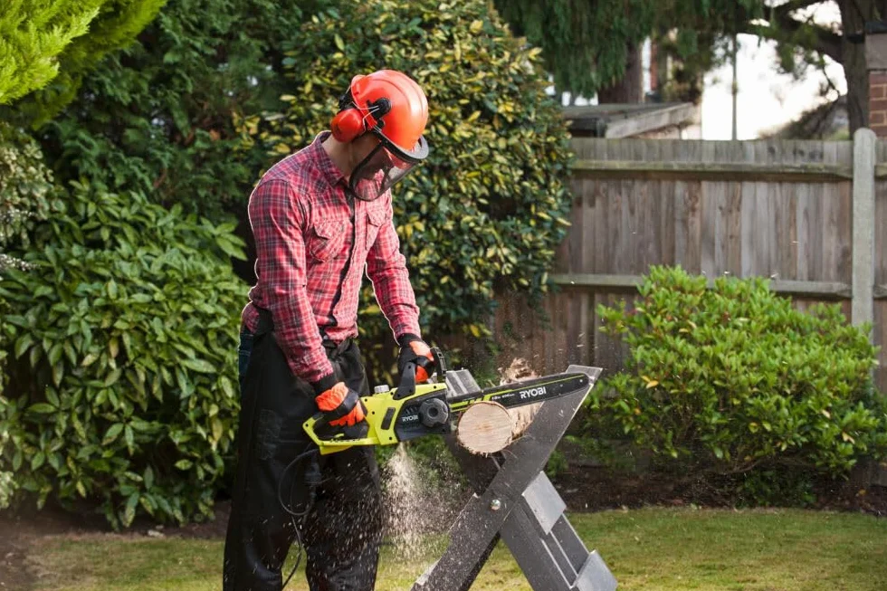 Ryobi Elektryczna piła łańcuchowa (2300 W, długość miecza 40 cm, hamulec łańcuchowy, beznarzędziowy napinacz łańcucha, w zestawie osłona noża + olej łańcuchowy) RCS2340B