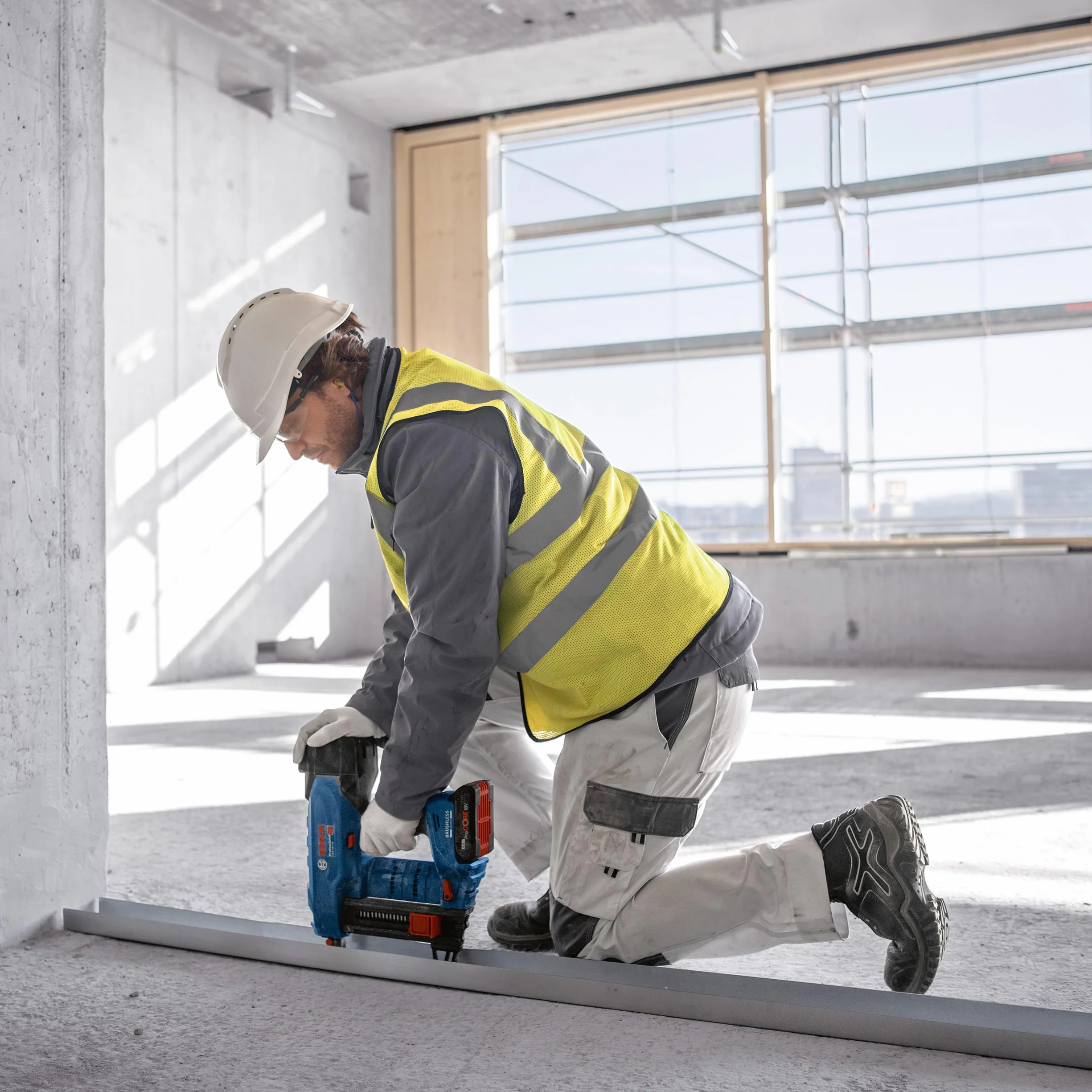 Bosch Professional system 18V: akumulatorowa gwoździarka do betonu GNB 18V-38 (średnice gwoździ 2,7-3,0 mm, długość gwoździ maks. 38 mm, z 1 wrzecionem wyciągowym, 1 hak mocujący, walizka XL-BOXX)